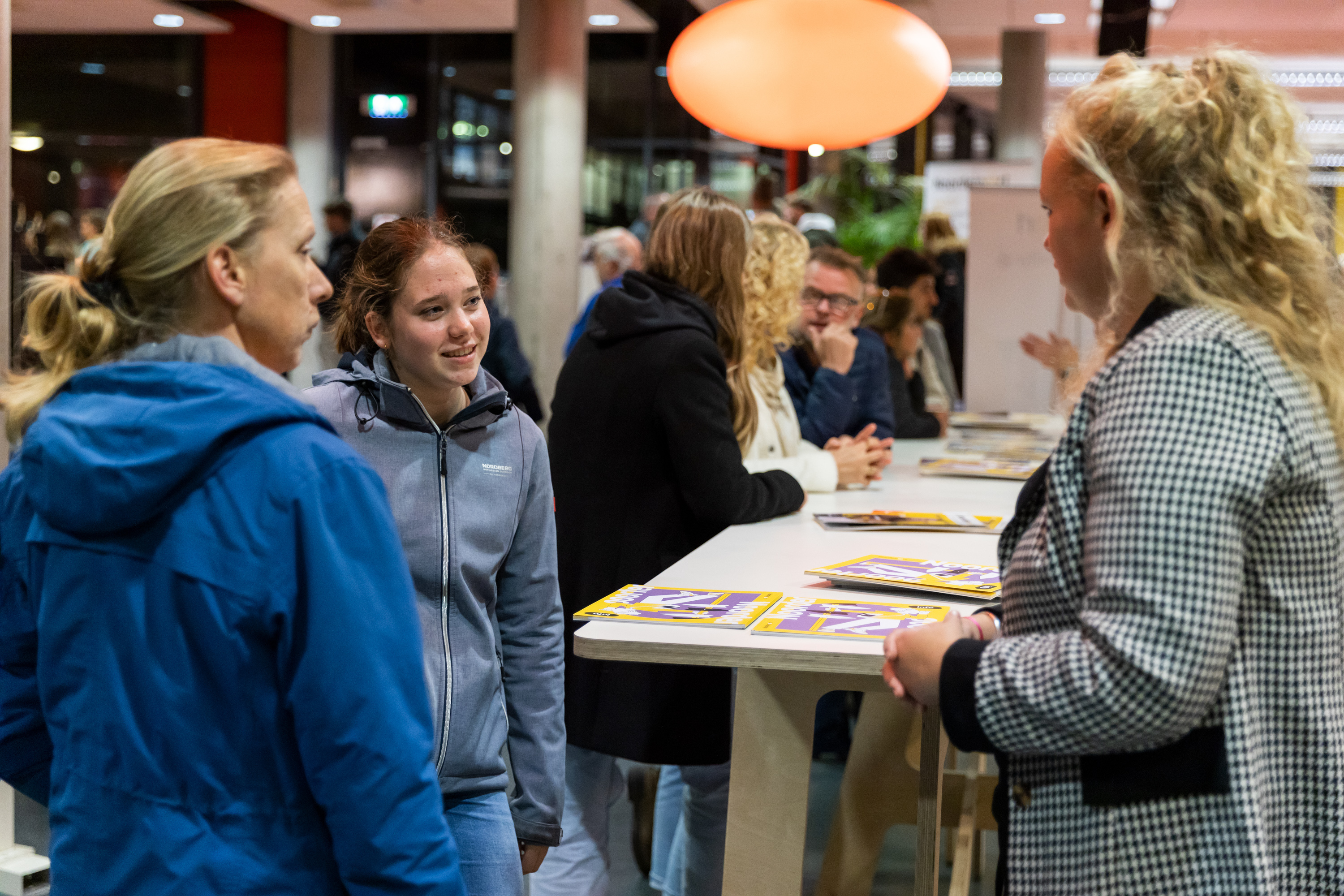 Toekomstige studenten in gesprek met medewerkers tijdens een informatieve bijeenkomst van Noorderpoort