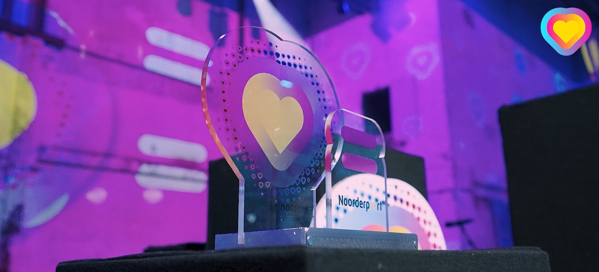 Trofee voor de Noorderpoort Jaarprijs 2026 met een lichtpunt en digitaal hart als symbool van innovatie en betrokkenheid