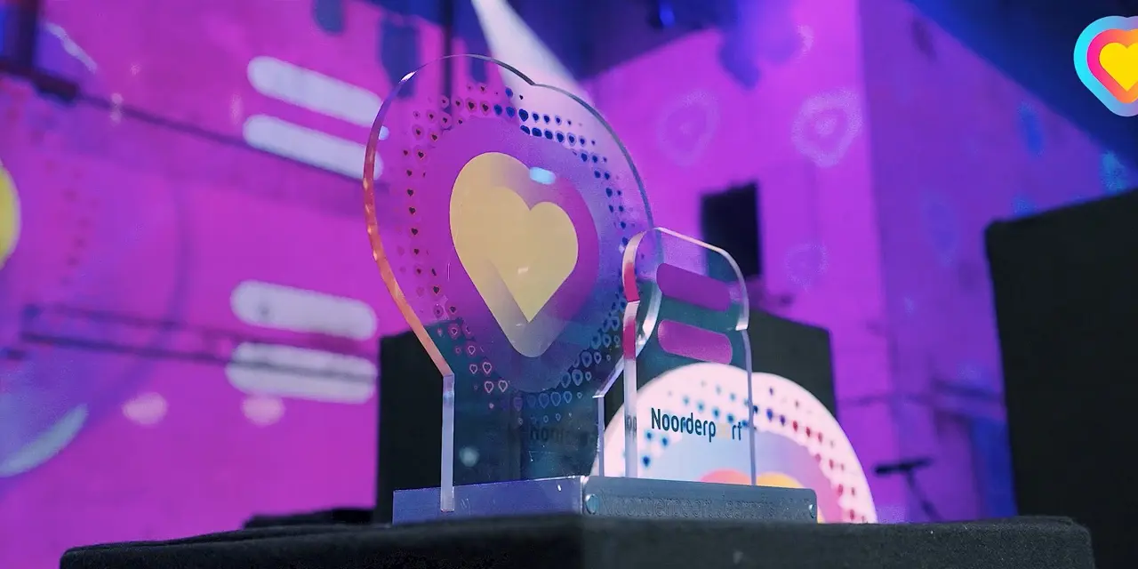 Trofee voor de Noorderpoort Jaarprijs 2026 met een lichtpunt en digitaal hart als symbool van innovatie en betrokkenheid