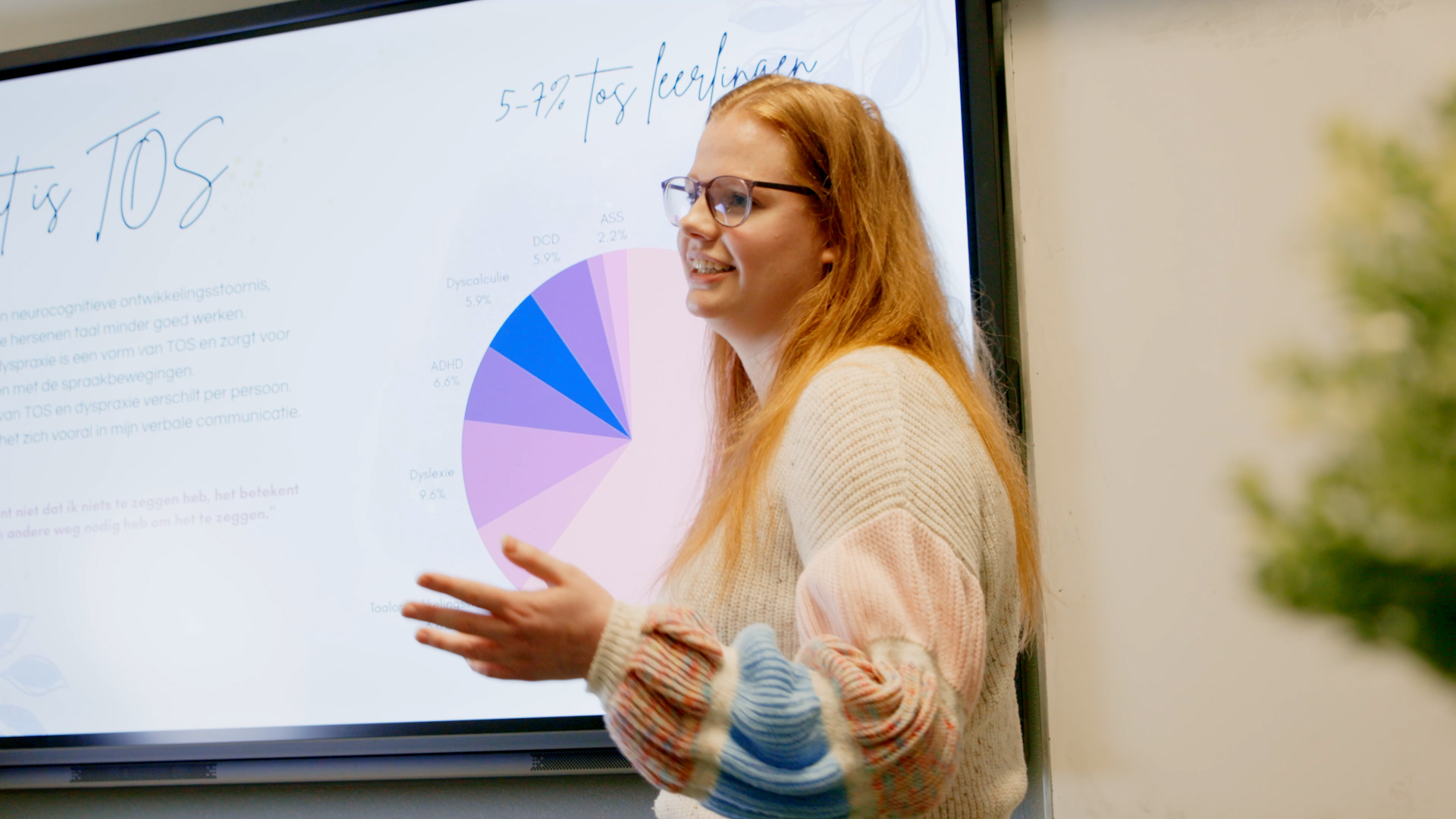 Student presenteert een grafiek ter ondersteuning van een uitleg over taalontwikkelingsstoornissen.