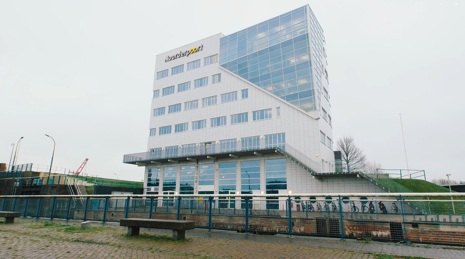 Kantoorgebouw van Noorderpoort aan Duurswoldlaan 2A in Delfzijl met moderne glazen gevel en onderwijsfunctie