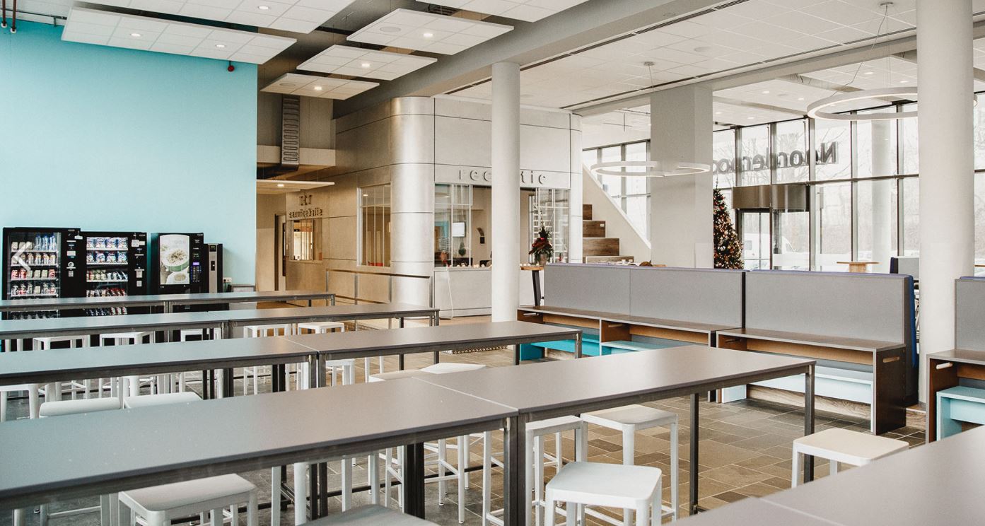 Moderne en lichte ruimte met tafels en zitbanken voor studenten bij Noorderpoort Muntinglaan Groningen