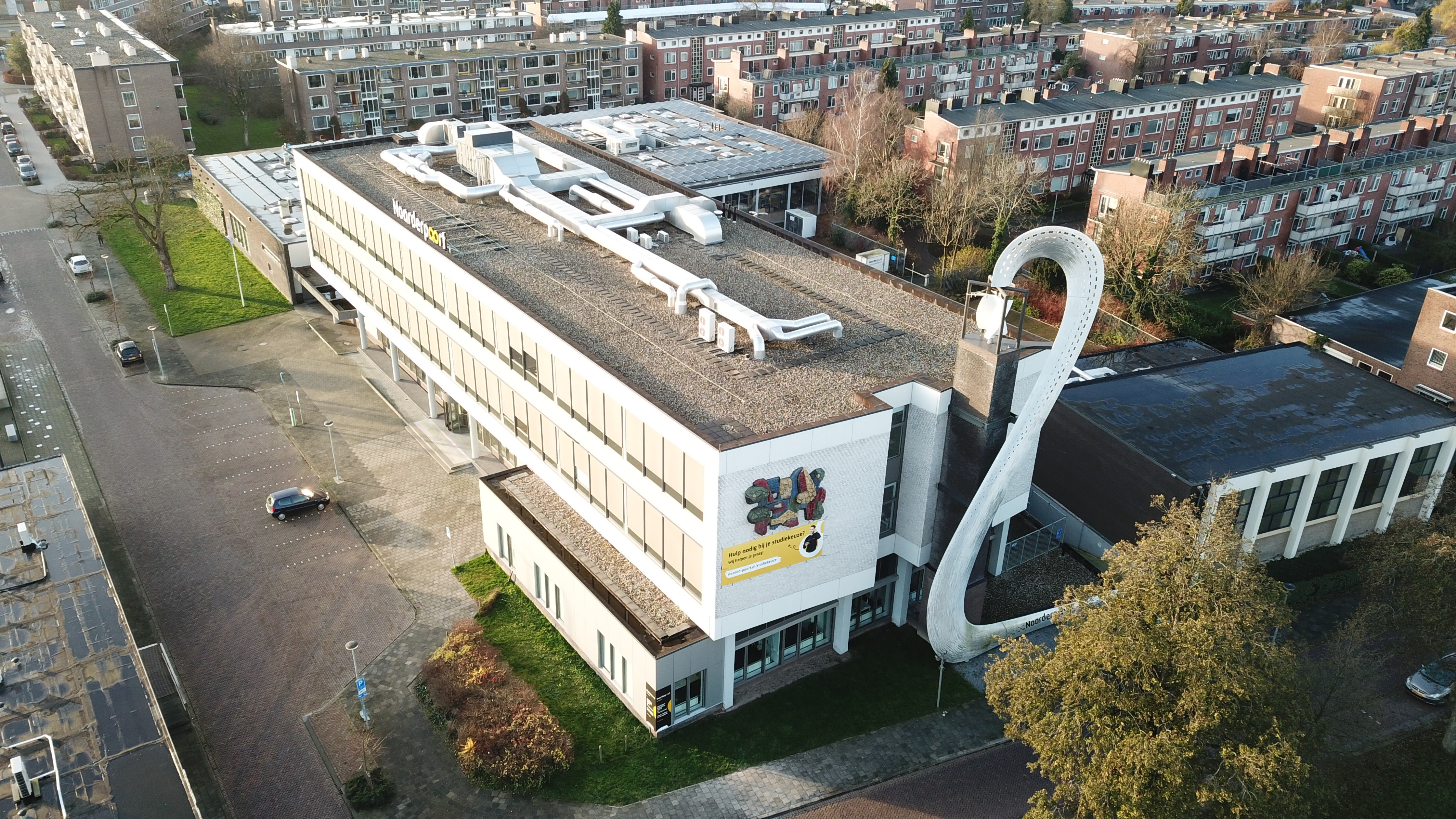 Luchtfoto van het onderwijsgebouw aan Muntinglaan 3 in Groningen, onderdeel van Noorderpoort.