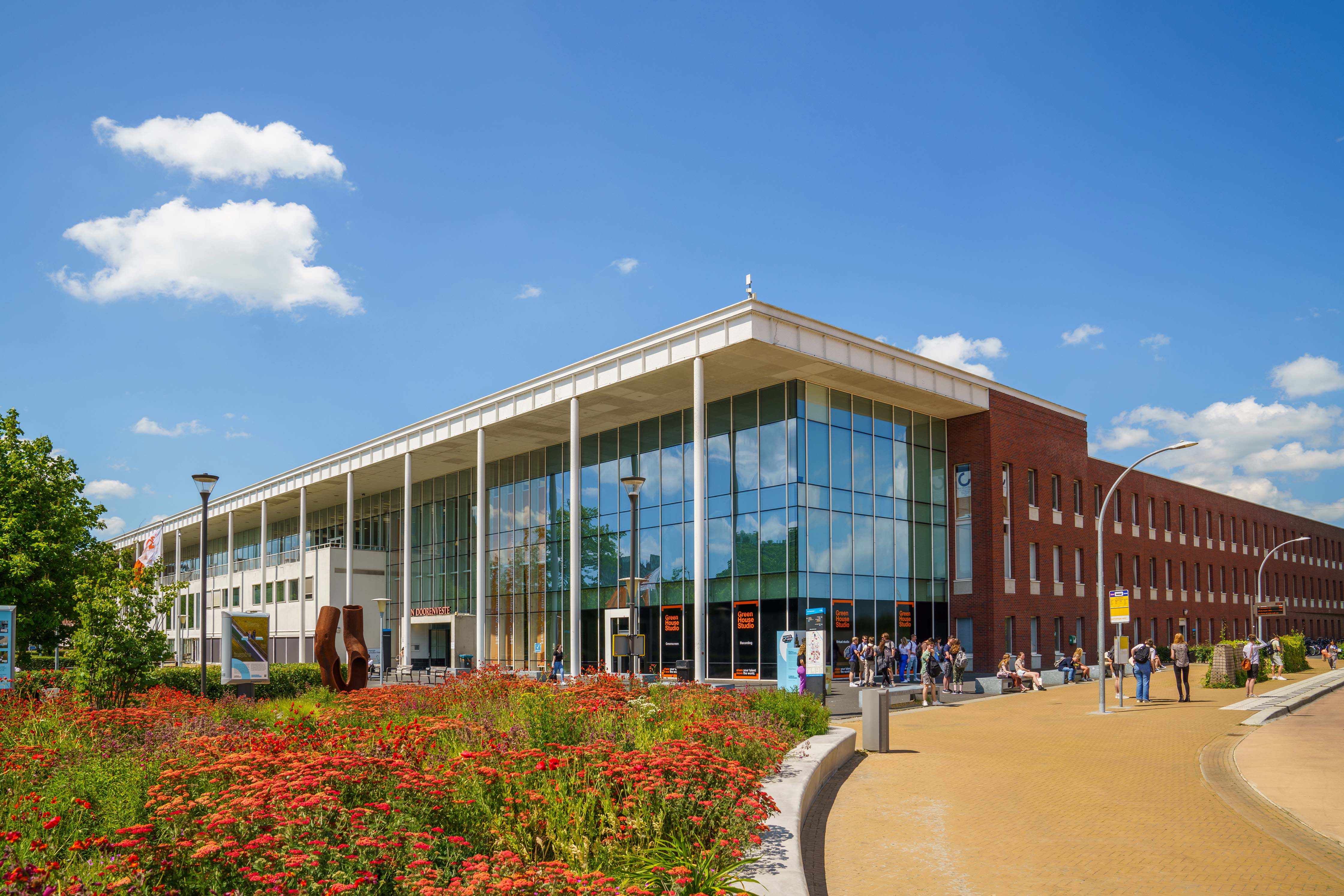 Moderne onderwijsgebouw aan Zernikeplein 11 in Groningen met studenten bij de ingang