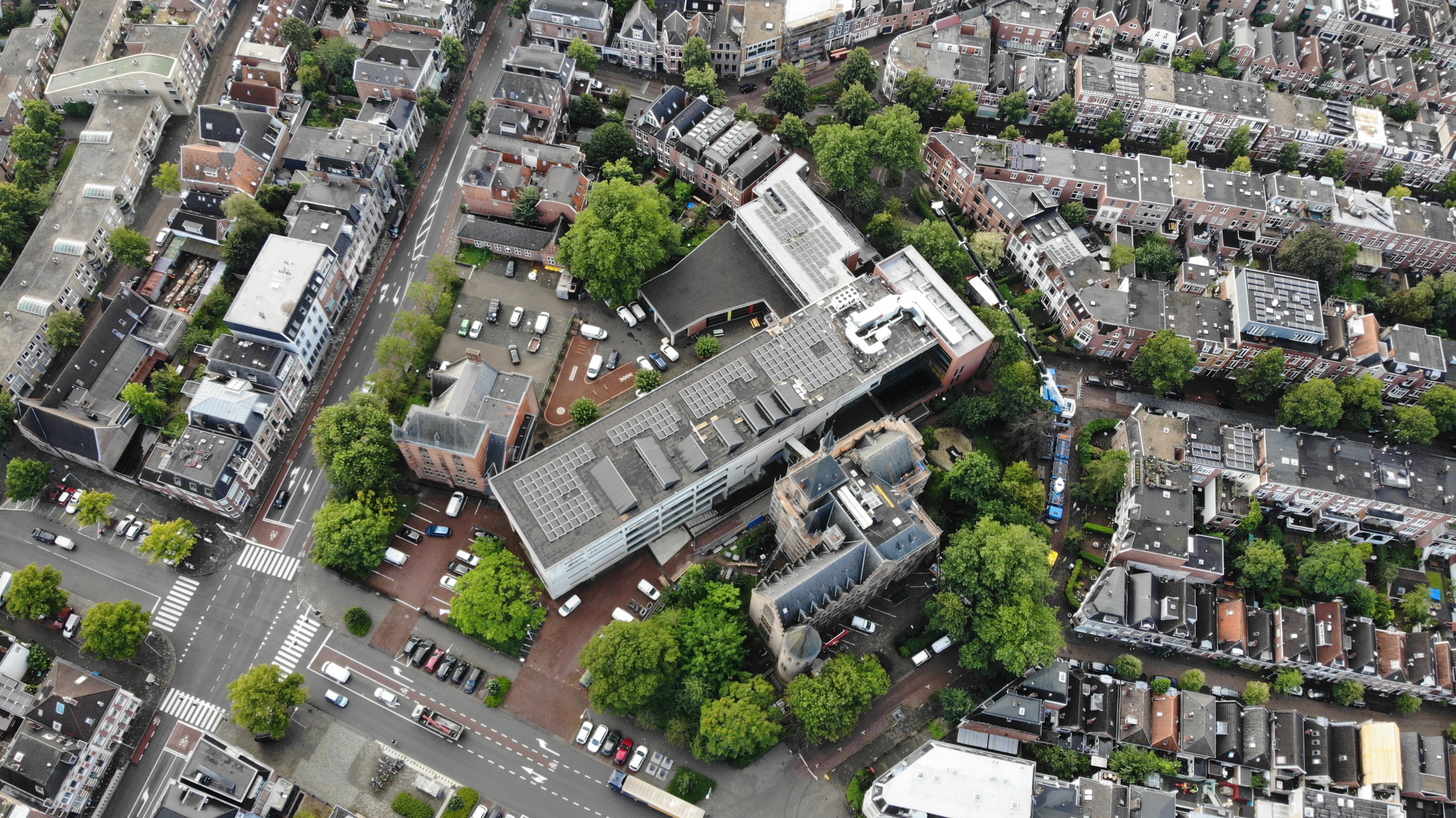 Luchtfoto van het gebouw Verlengde Visserstraat 20 in Groningen, onderdeel van Noorderpoort onderwijs.