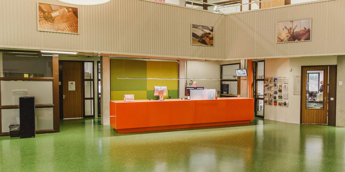 Receptiebalie van Noorderpoort aan P.C. Hooftlaan met een rustige en overzichtelijke wachtruimte.