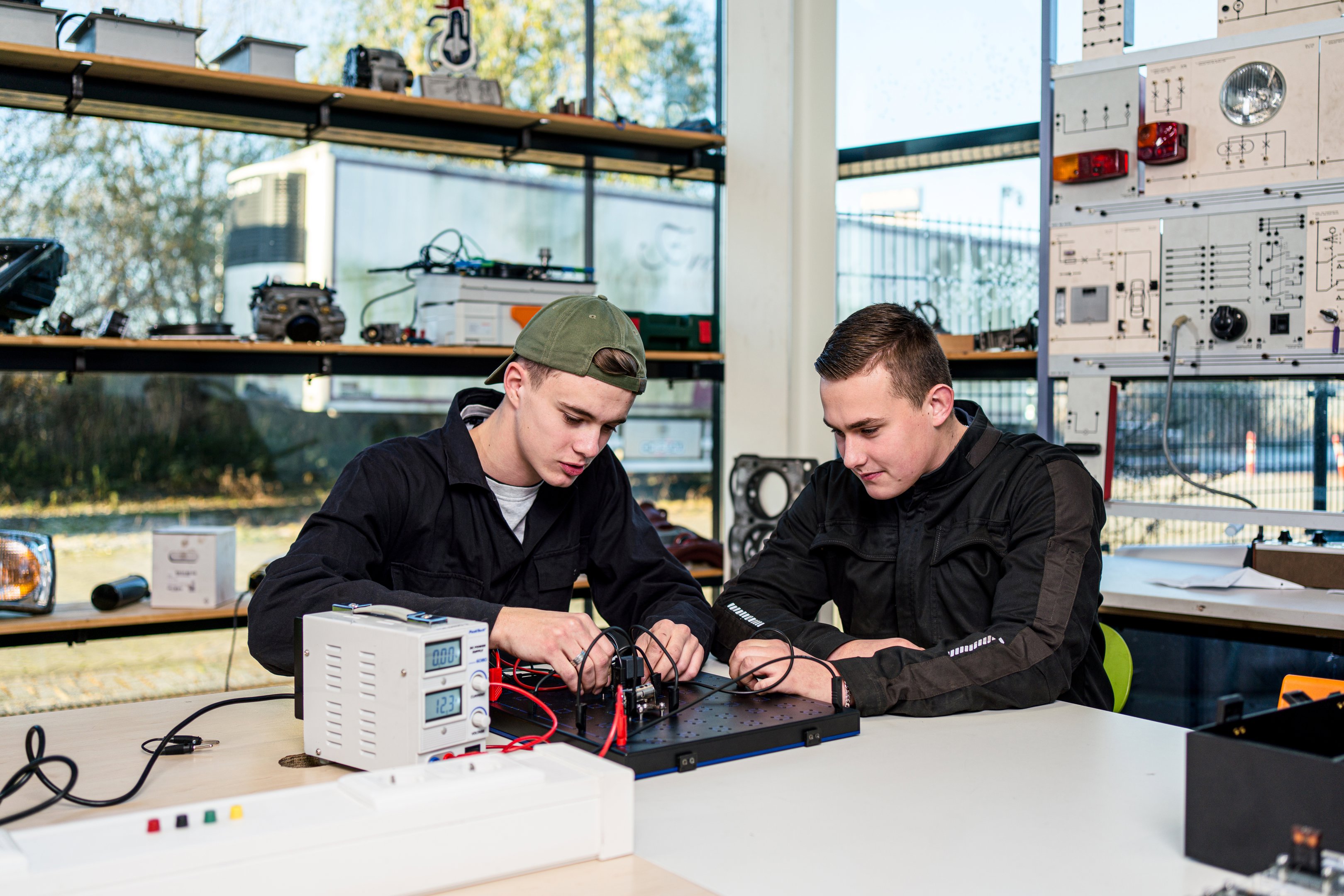 Twee studenten werken samen aan een elektronisch project in een technische leeromgeving bij Noorderpoort.
