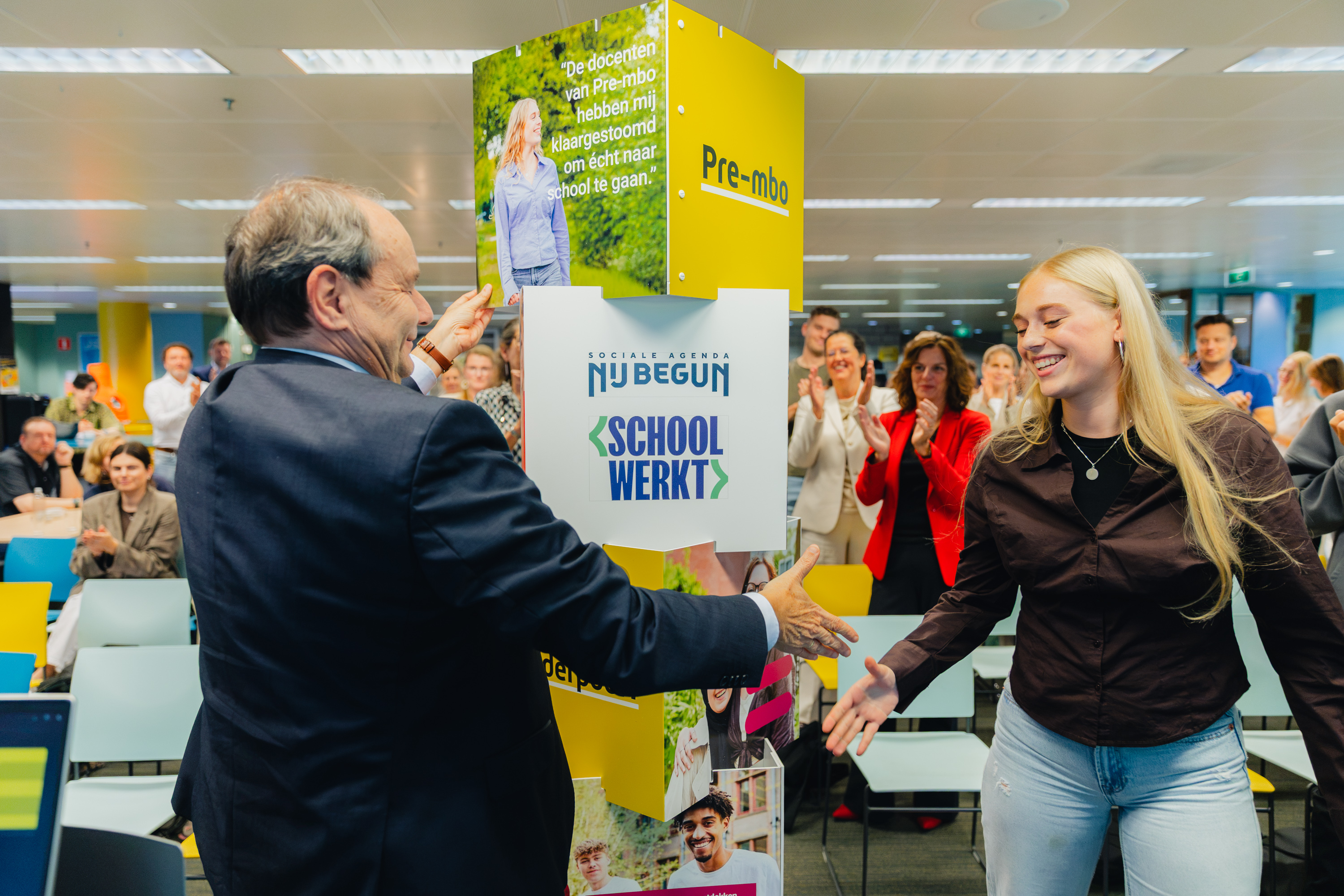 Minister en student geven elkaar een hand bij de start van het Pre-mbo programma in Groningen