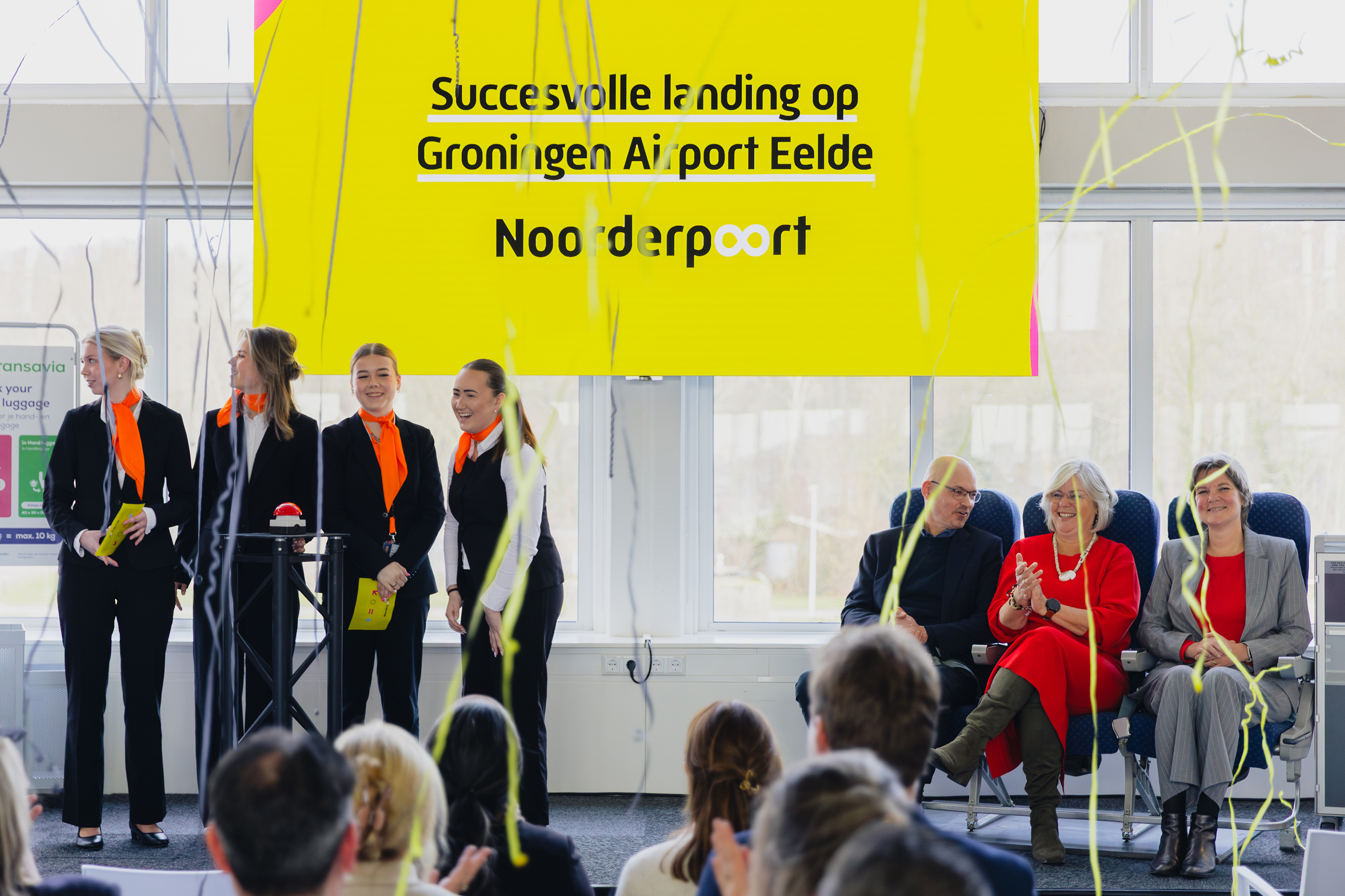 Medewerkers presenteren succesvolle landing op Groningen Airport Eelde tijdens evenement voor studenten en werkgevers.