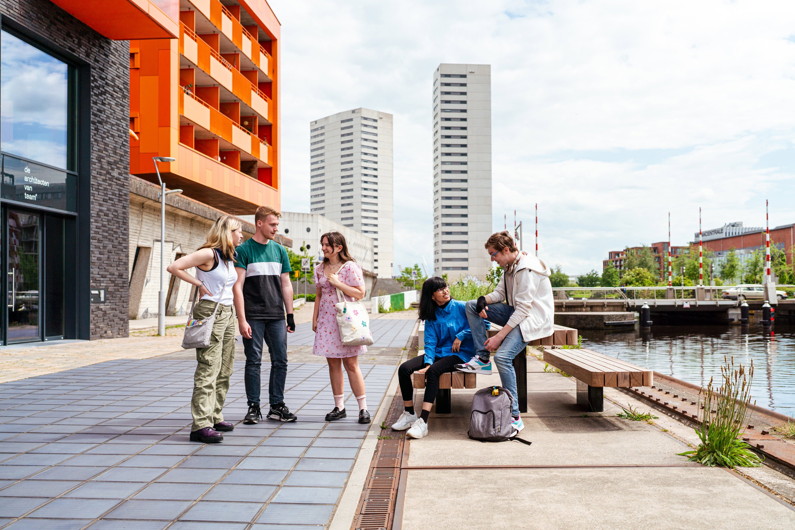 Groep toekomstige mbo-studenten in Europapark buiten, pratend en samenwerkingsgericht.