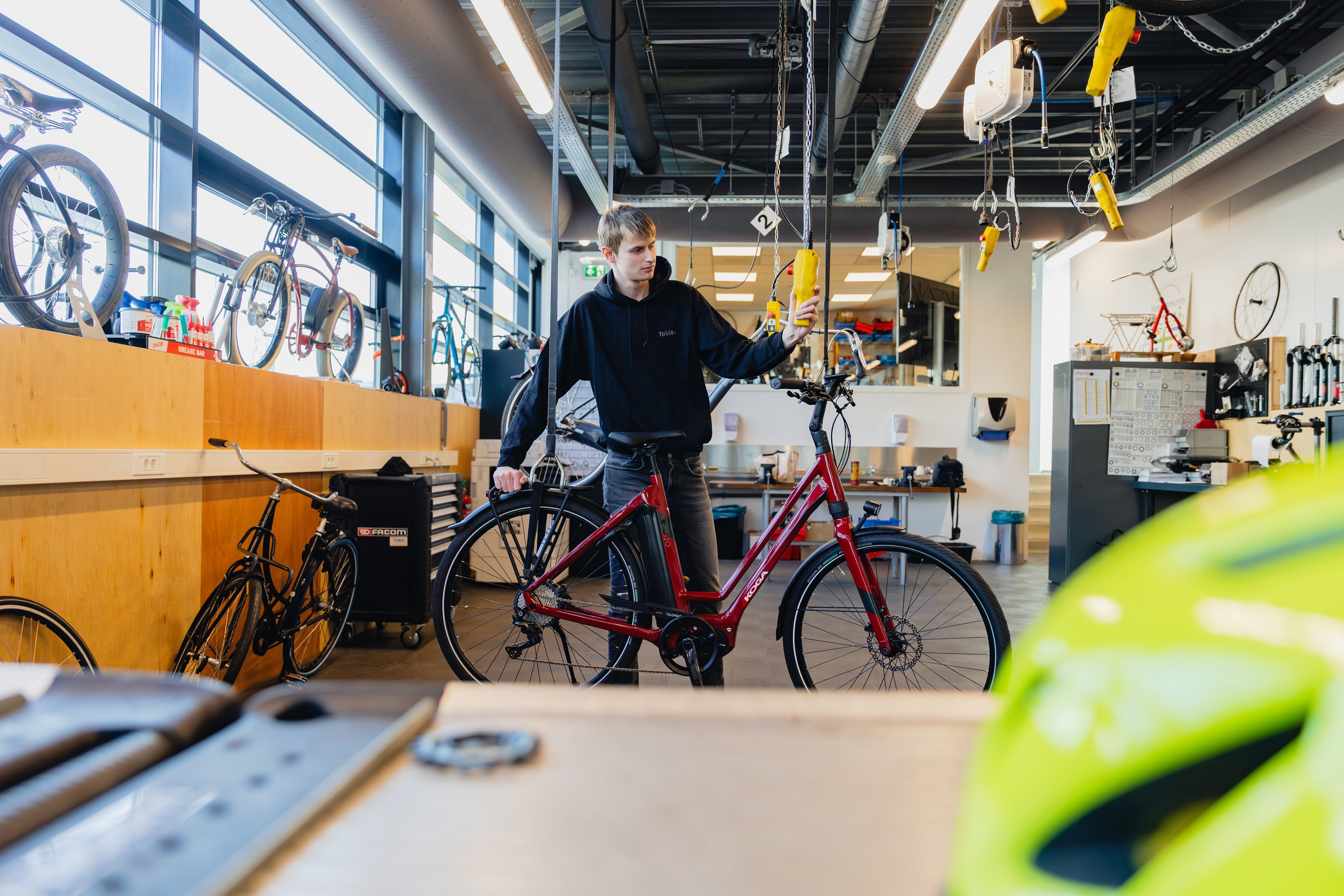 Student werkt aan een elektrische fiets in een praktijkruimte voor fietstechniek bij Noorderpoort