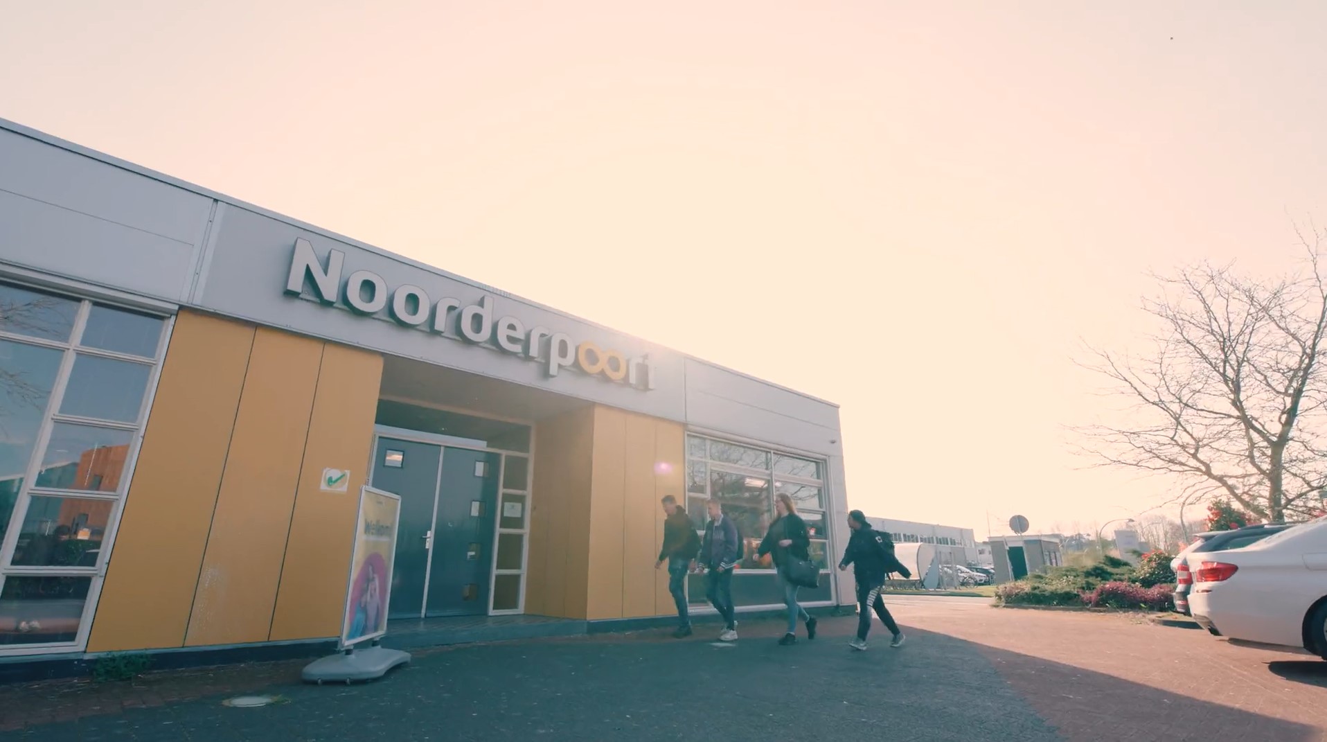 Studenten lopen het onderwijsgebouw van Noorderpoort aan Zernikepark 21 in Groningen binnen