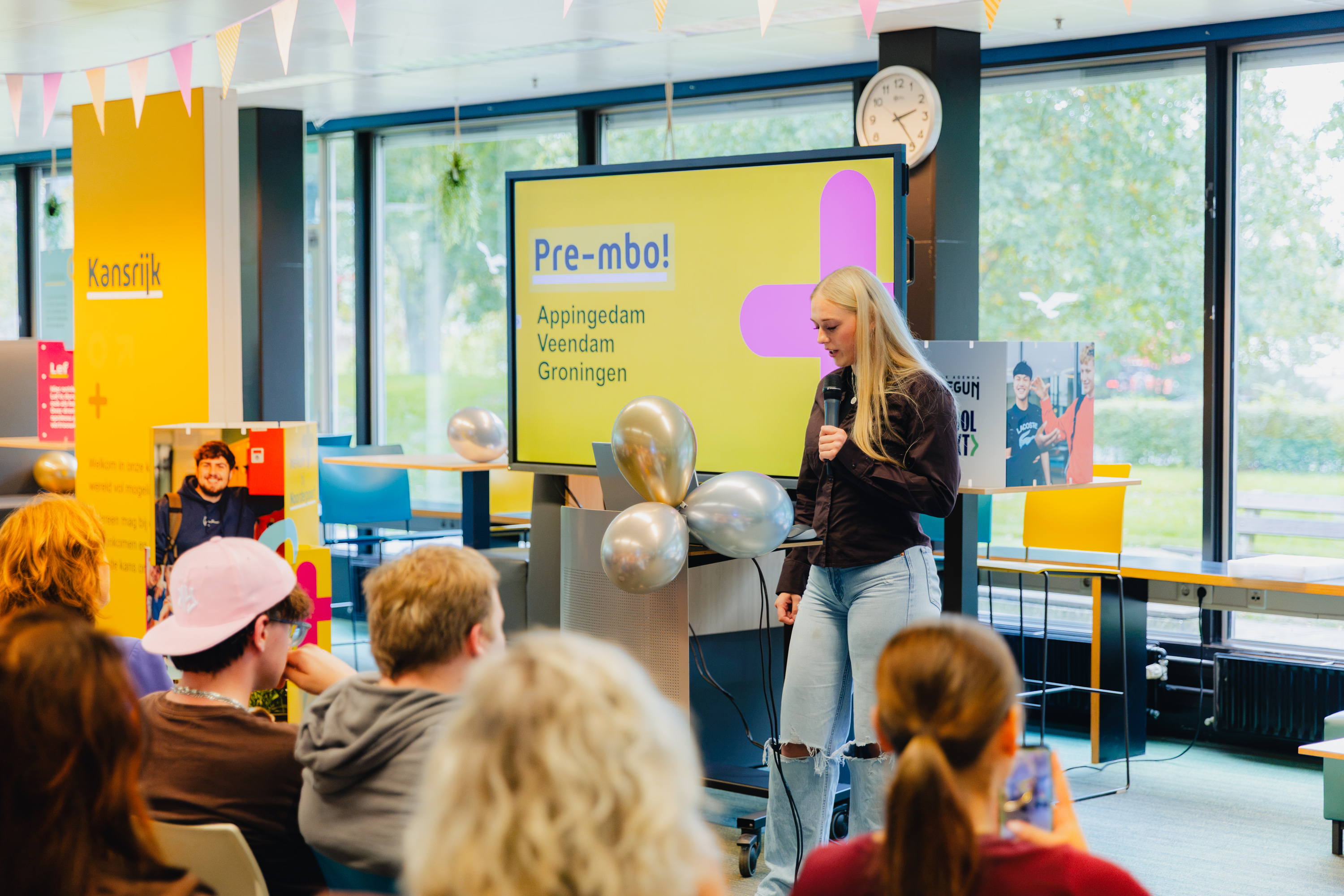 Spreker presenteert Pre-mbo programma voor Groningen en regio aan groep geïnteresseerde kijkers