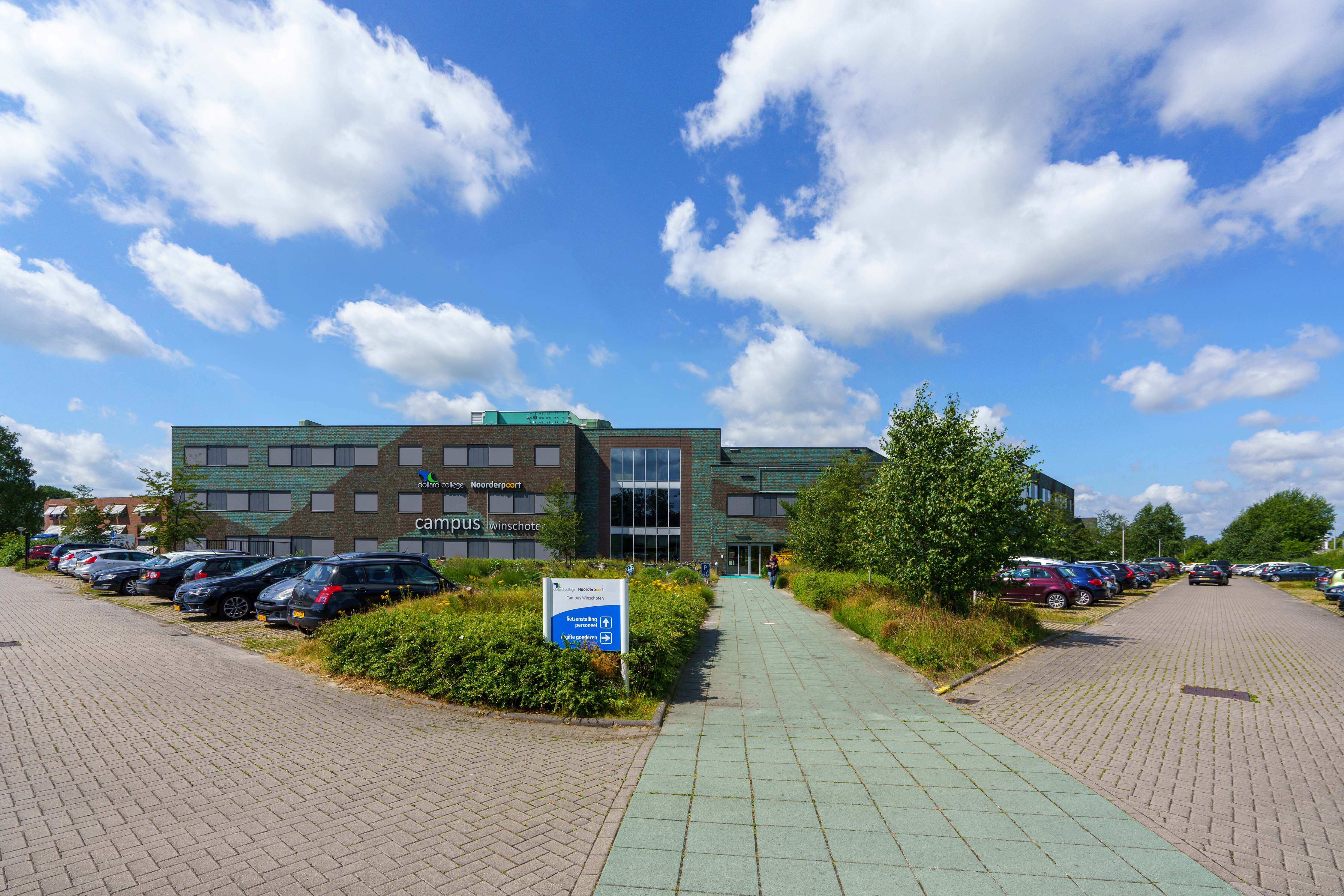 Hoofdingang van het Noorderpoort-onderwijscentrum aan P.C. Hooftlaan 1 in Winschoten.