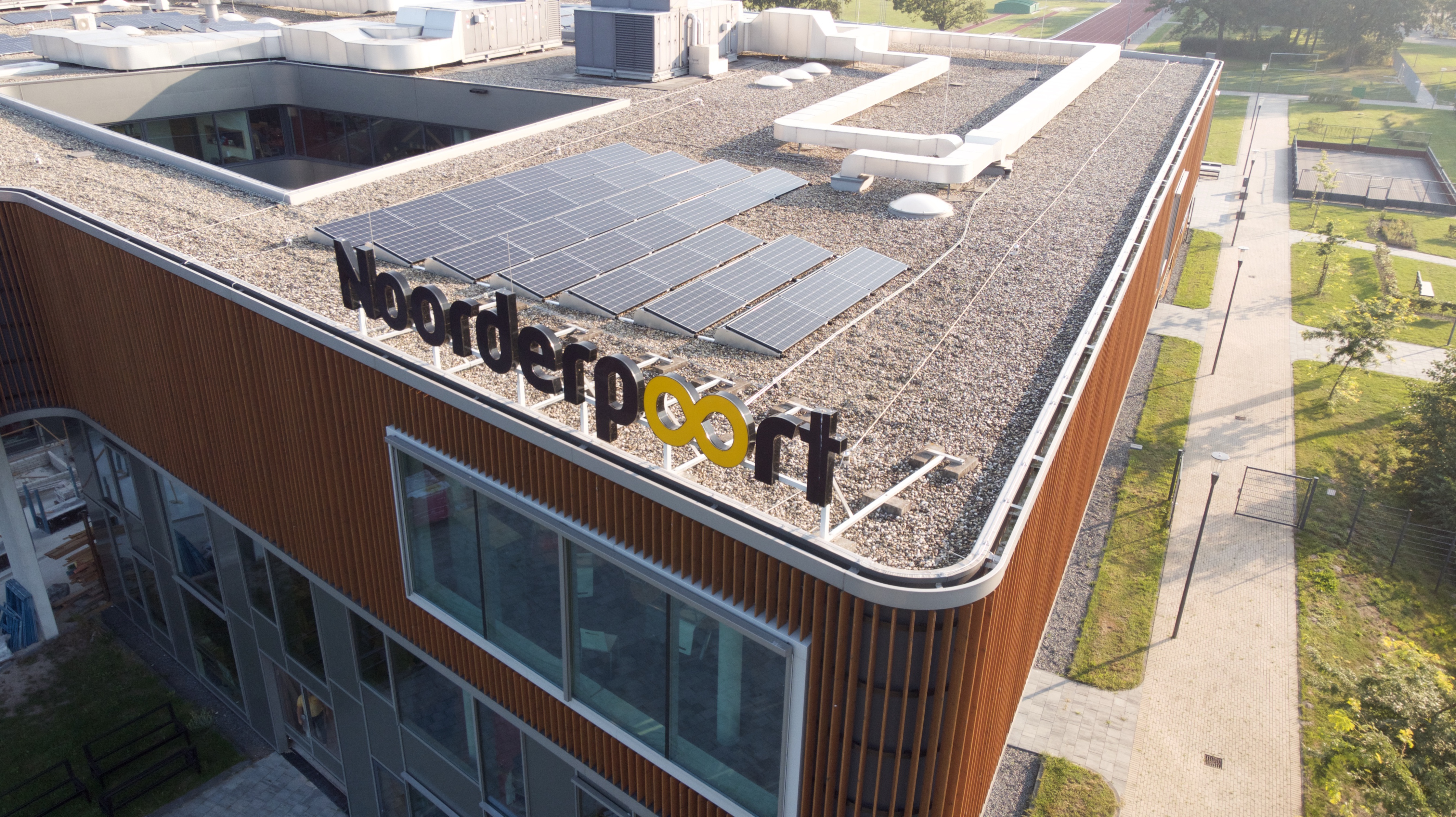 Educatief gebouw van Noorderpoort aan Sportparklaan 5 met zonnepanelen op het dak in Stadskanaal