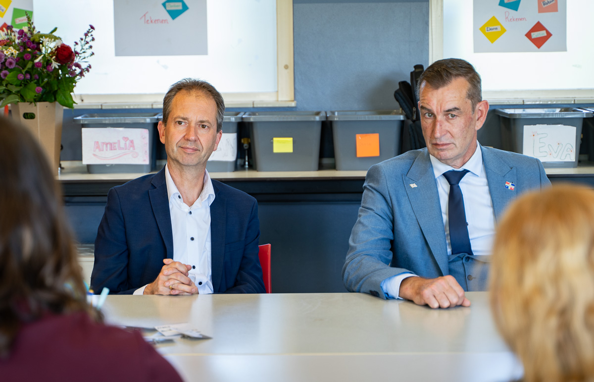 Gesprekken tussen beleidsmakers en onderwijsprofessionals tijdens bezoek aan Route Rubicon bij Noorderpoort