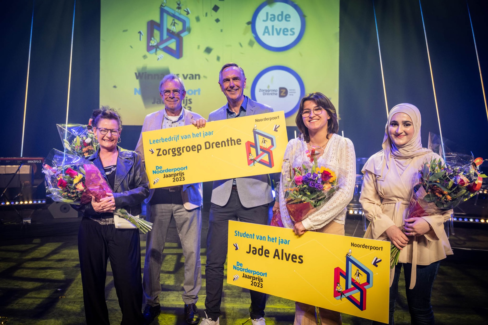 Prijsuitreiking voor Jade Alves als Student van het Jaar 2023, samen met vertegenwoordigers van Zorggroep Drenthe