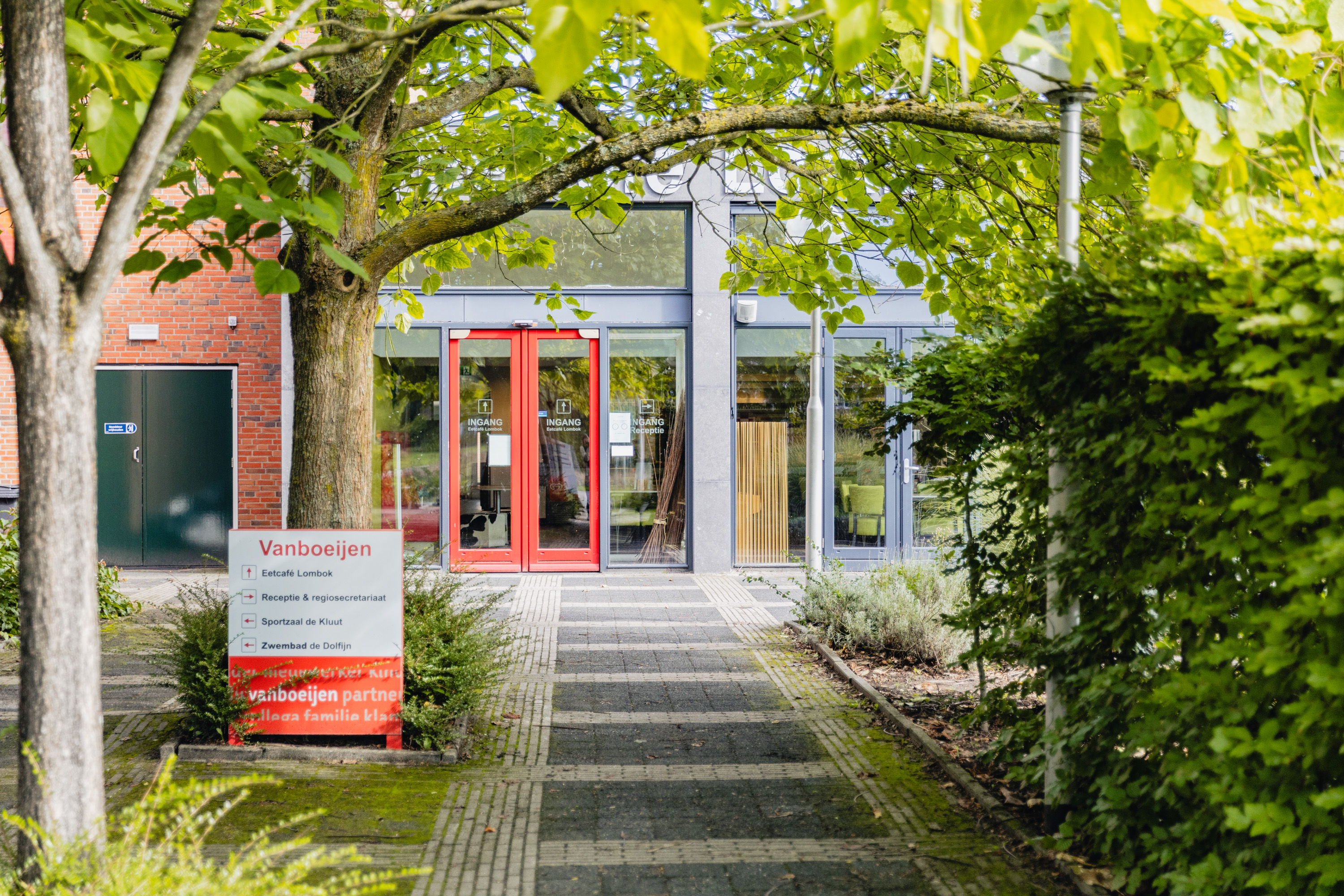 Ingang van zorginstelling Vanboeijen in Assen waar studenten praktijkervaring opdoen in zorgopleidingen