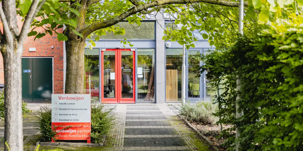Ingang van zorginstelling Vanboeijen in Assen waar studenten praktijkervaring opdoen in zorgopleidingen