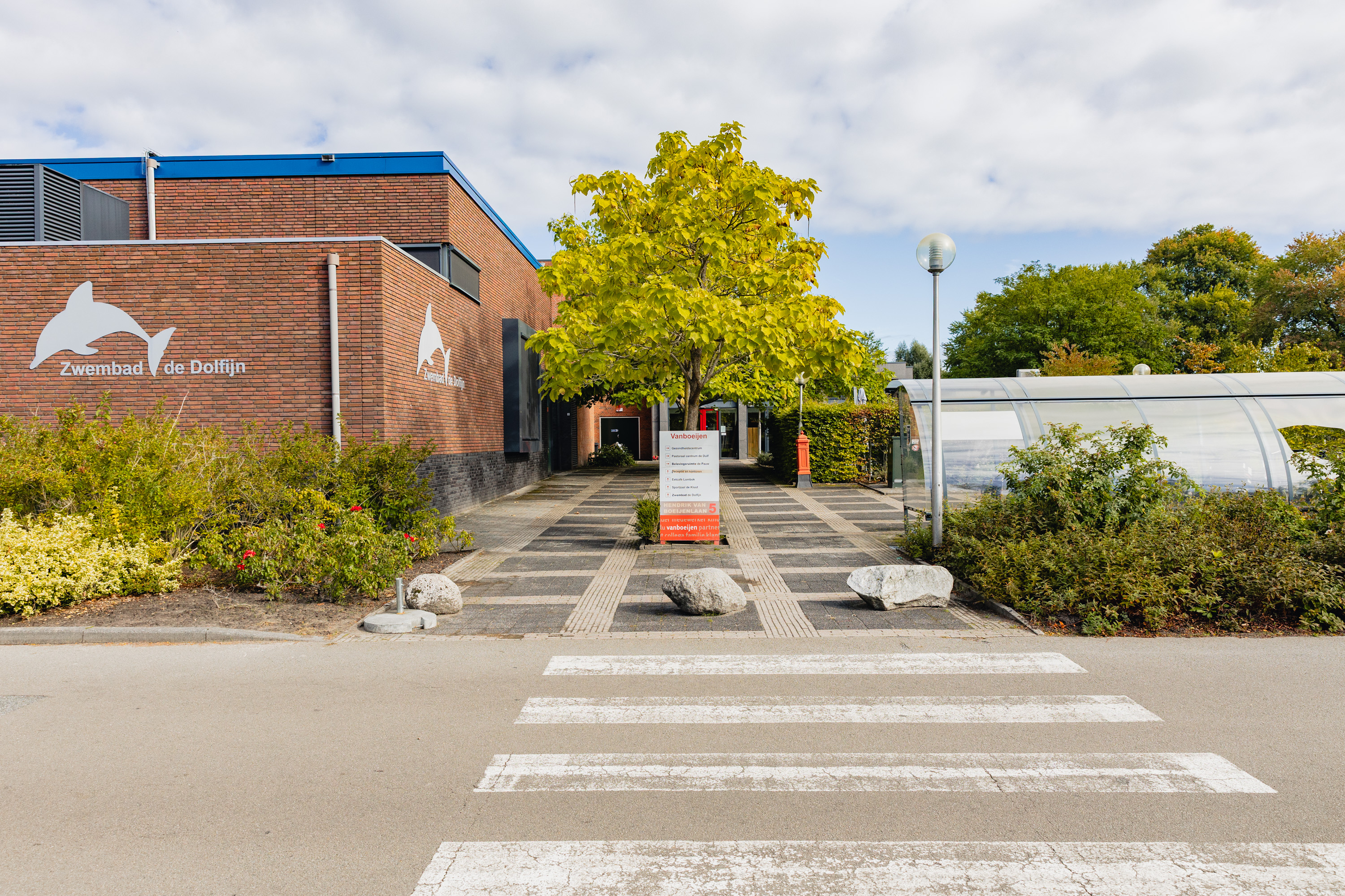 Toegang tot zwembad De Dolfijn aan Hendrik van Boeijenlaan 5 in Assen, leeromgeving voor zorgstudenten