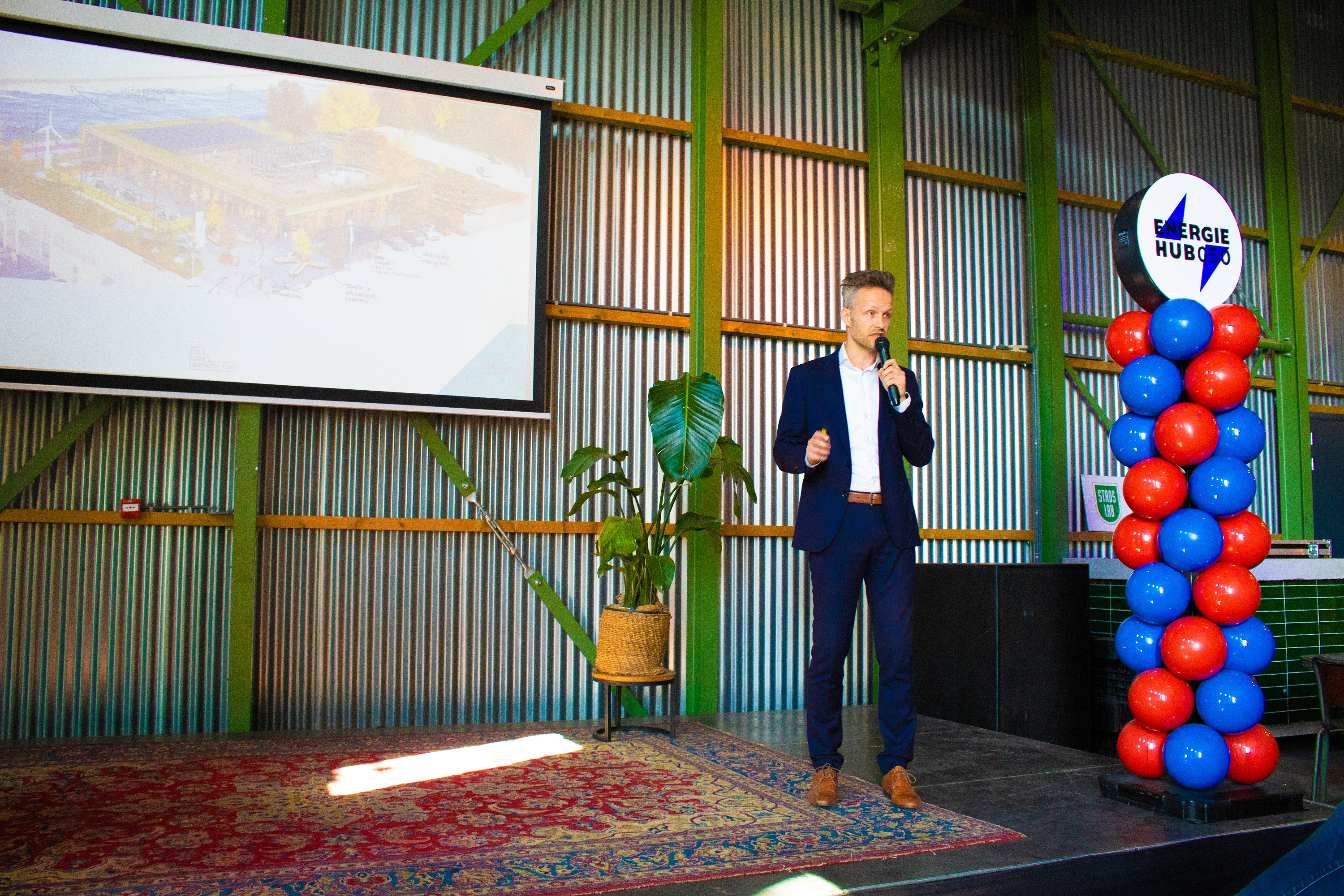 Programmamanager spreekt tijdens bijeenkomst over start bouw Energiehub050 voor innovatieve energieoplossingen