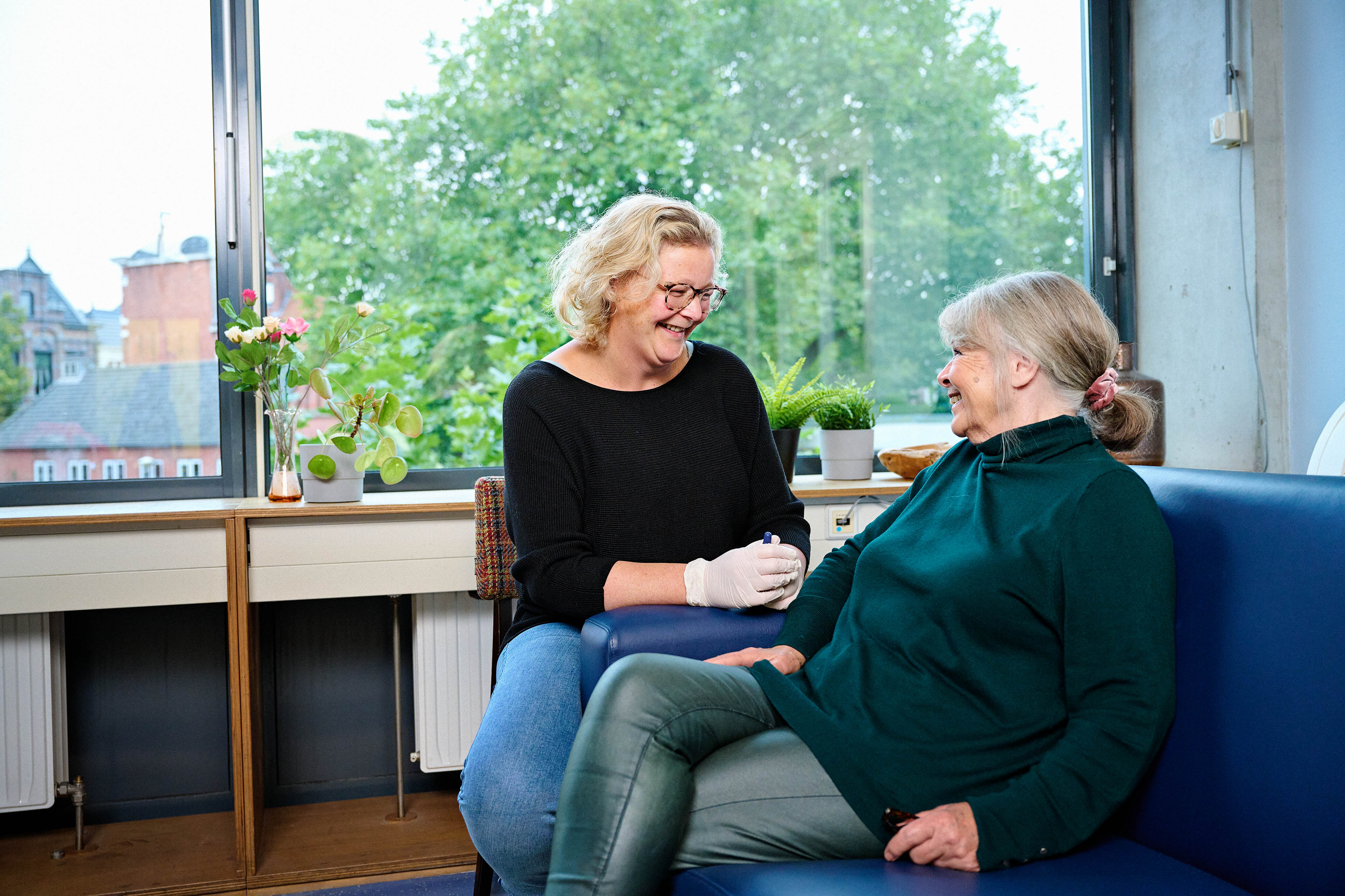 Docent in gespreksvaardigheden oefent praktijkgerichte communicatie met student tijdens lesmoment in klaslokaal