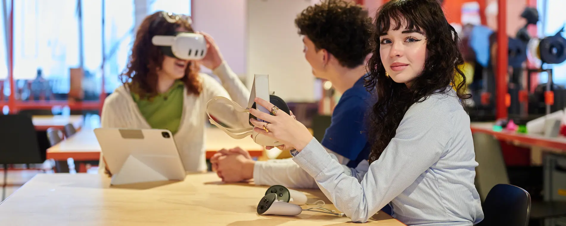 Studenten experimenteren met virtual reality en mobiele technologie in een creatieve leeromgeving