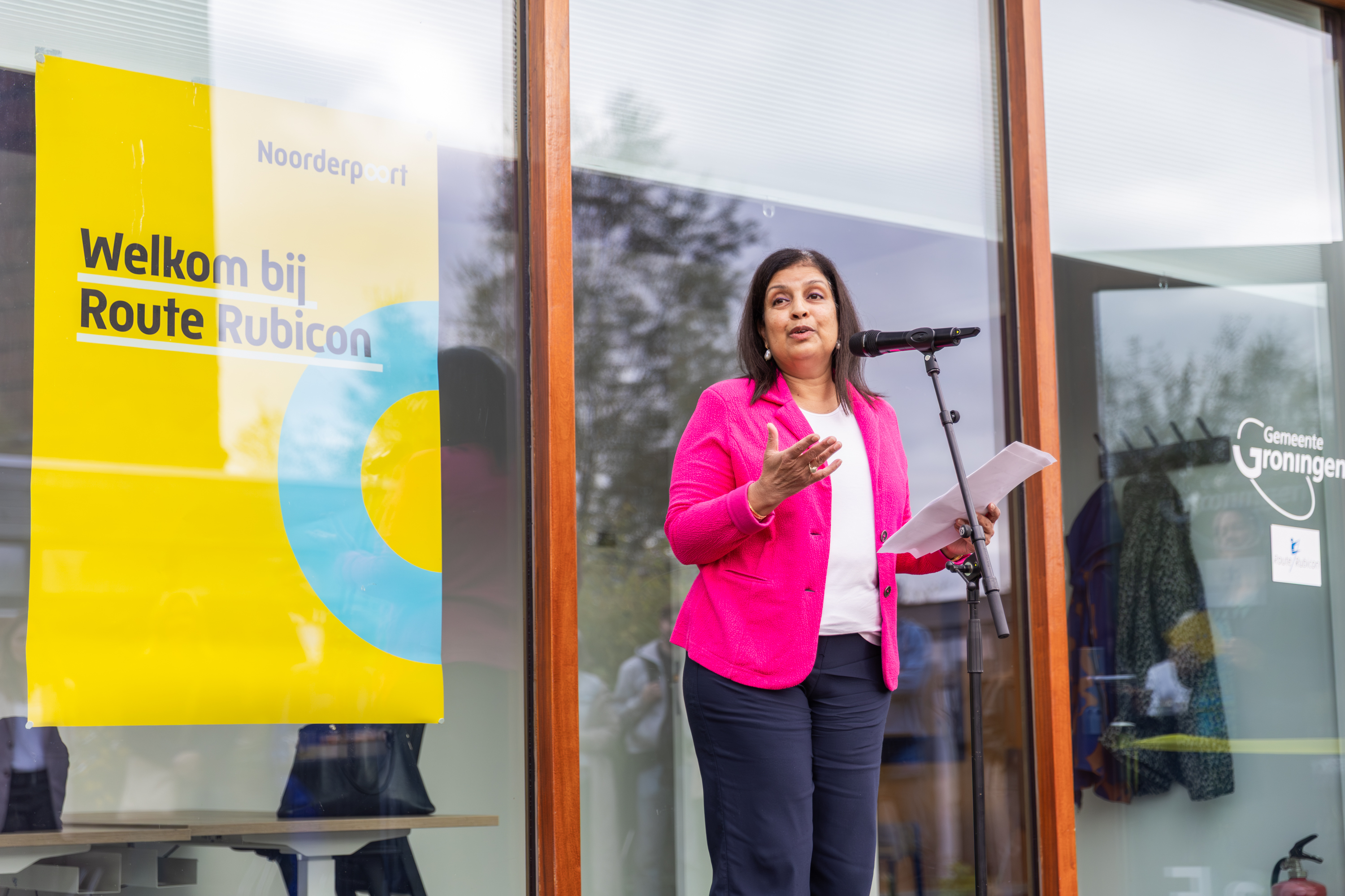 Spreker geeft toespraak bij opening van nieuwe Route Rubicon-locatie van Noorderpoort in Groningen