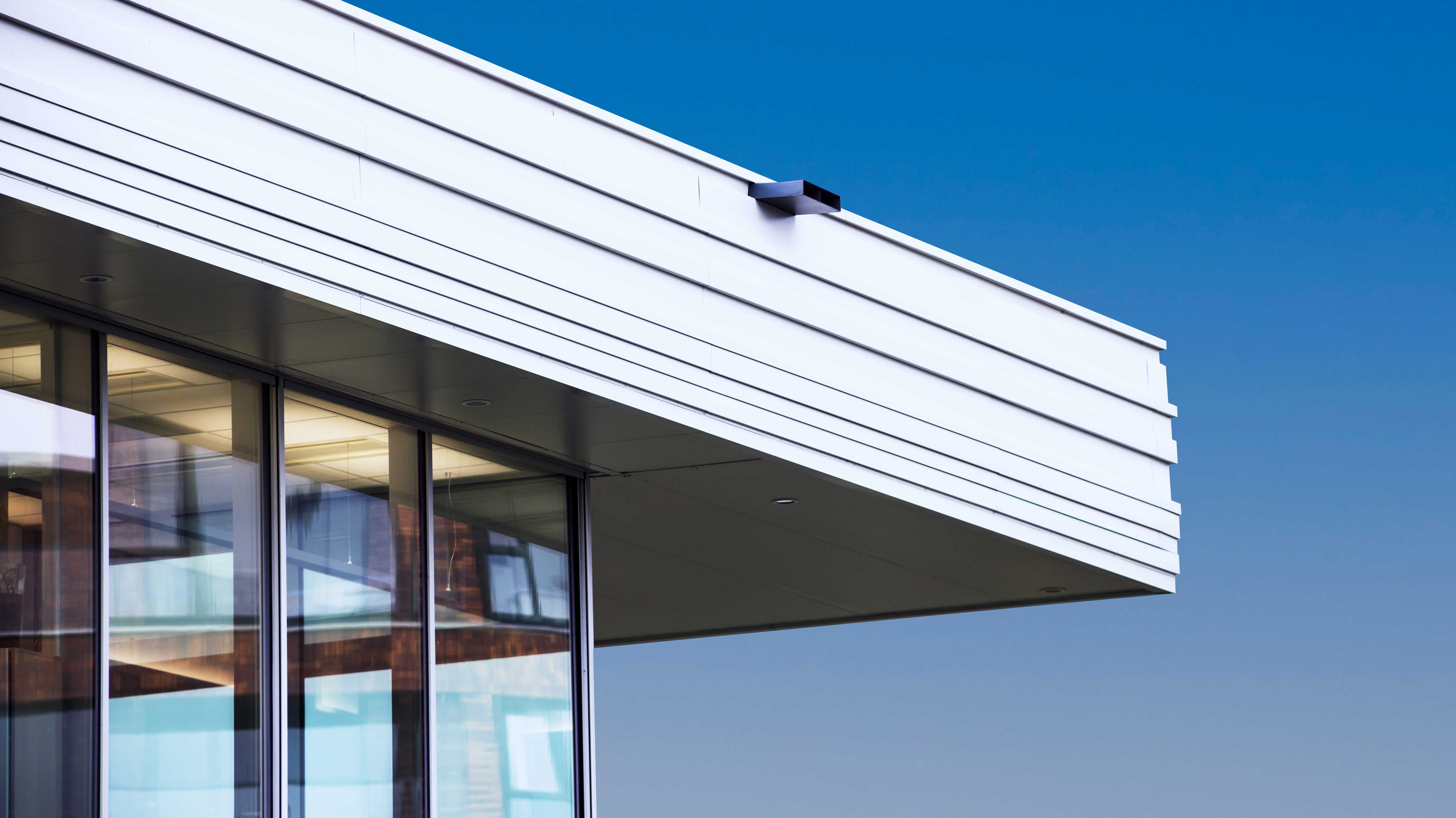 Moderne onderwijsfaciliteit met grote ramen die natuurlijke lichtinval biedt voor studieruimtes.