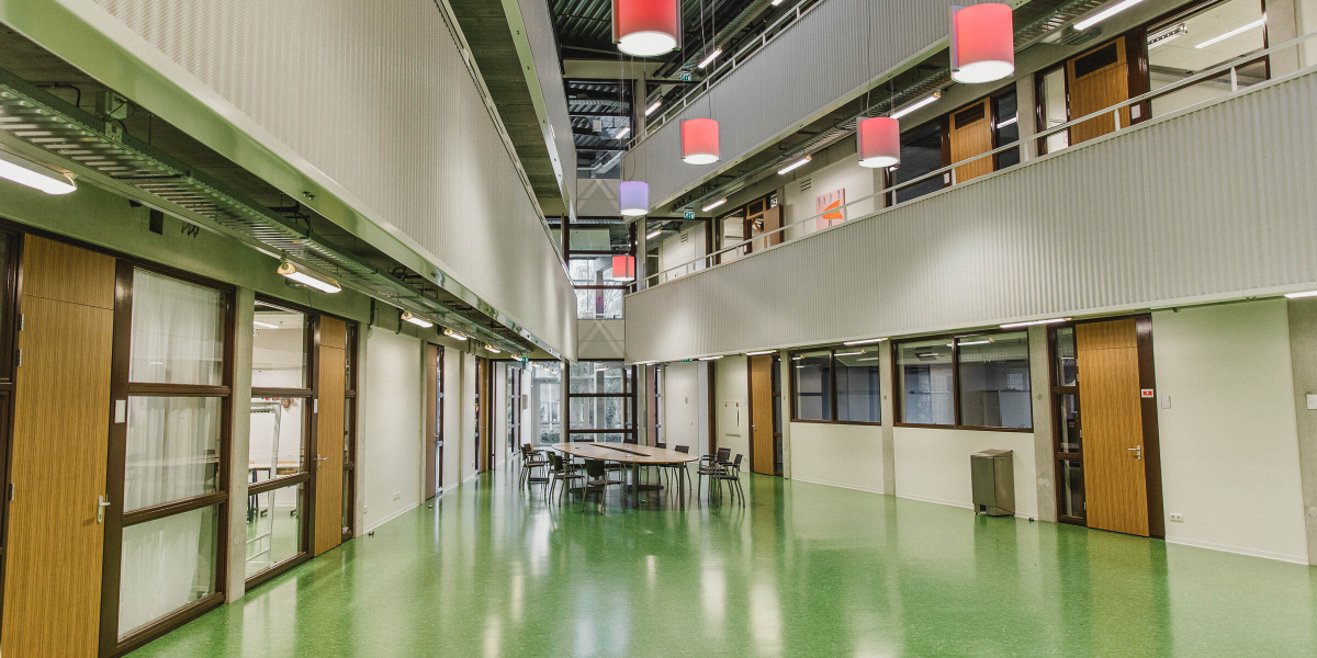 Interieur van Noorderpoort locatie aan P.C. Hooftlaan in Winschoten met ruime gang en leslokalen.