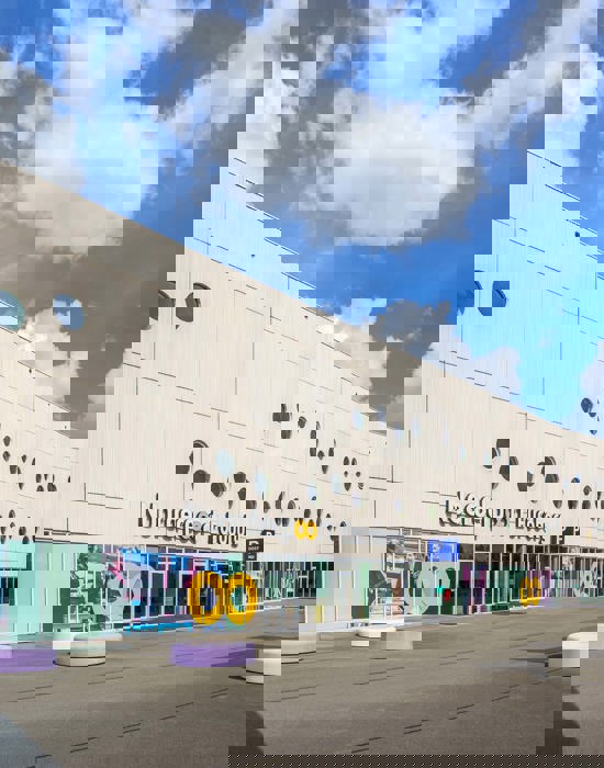 Moderne onderwijsfaciliteit Noorderpoort aan Boumaboulevard 113 met opvallende gevel en zachte zitplekken buiten