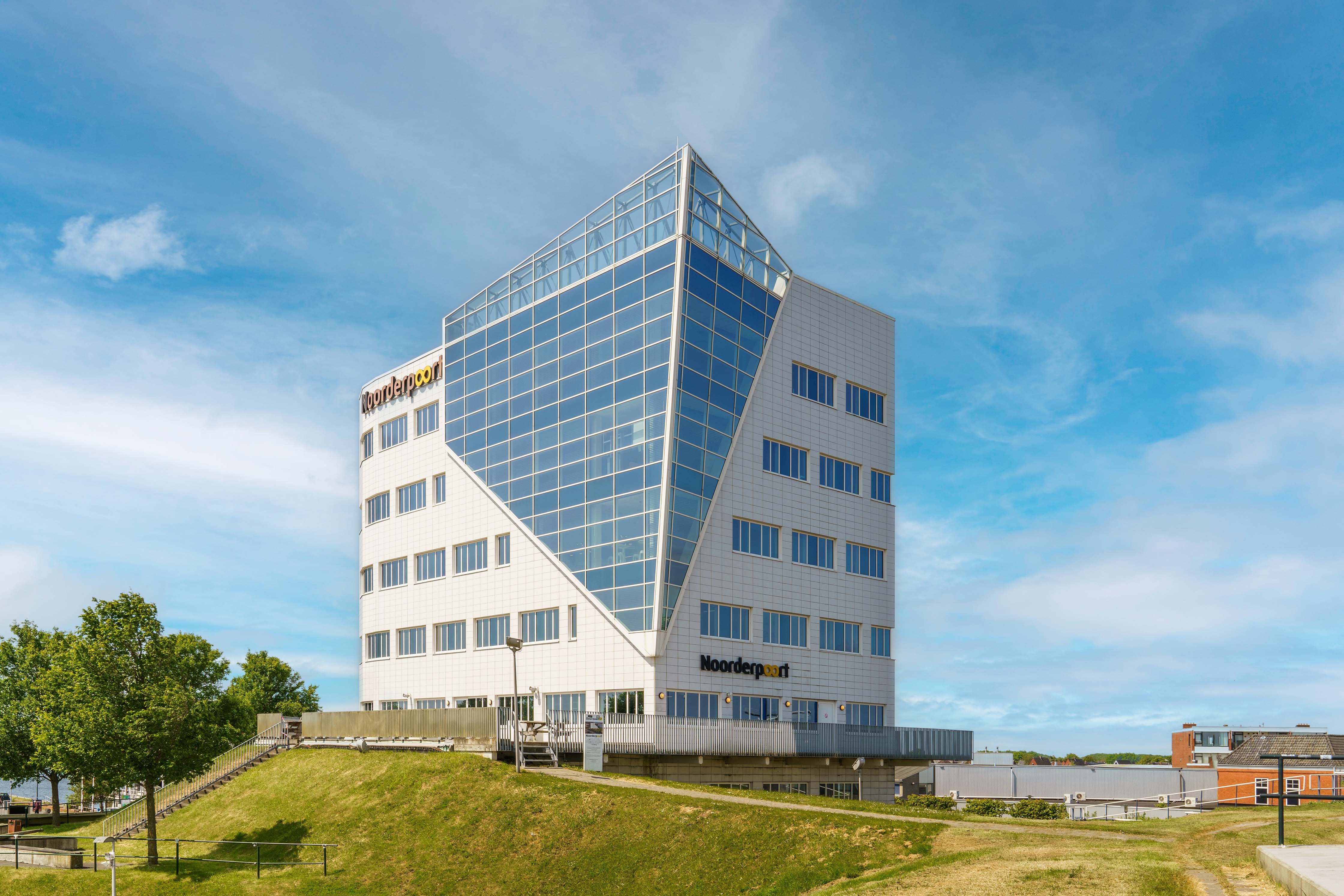 Kantoor en onderwijsgebouw Noorderpoort aan Duurswoldlaan 2A in Delfzijl, met opvallende moderne architectuur.