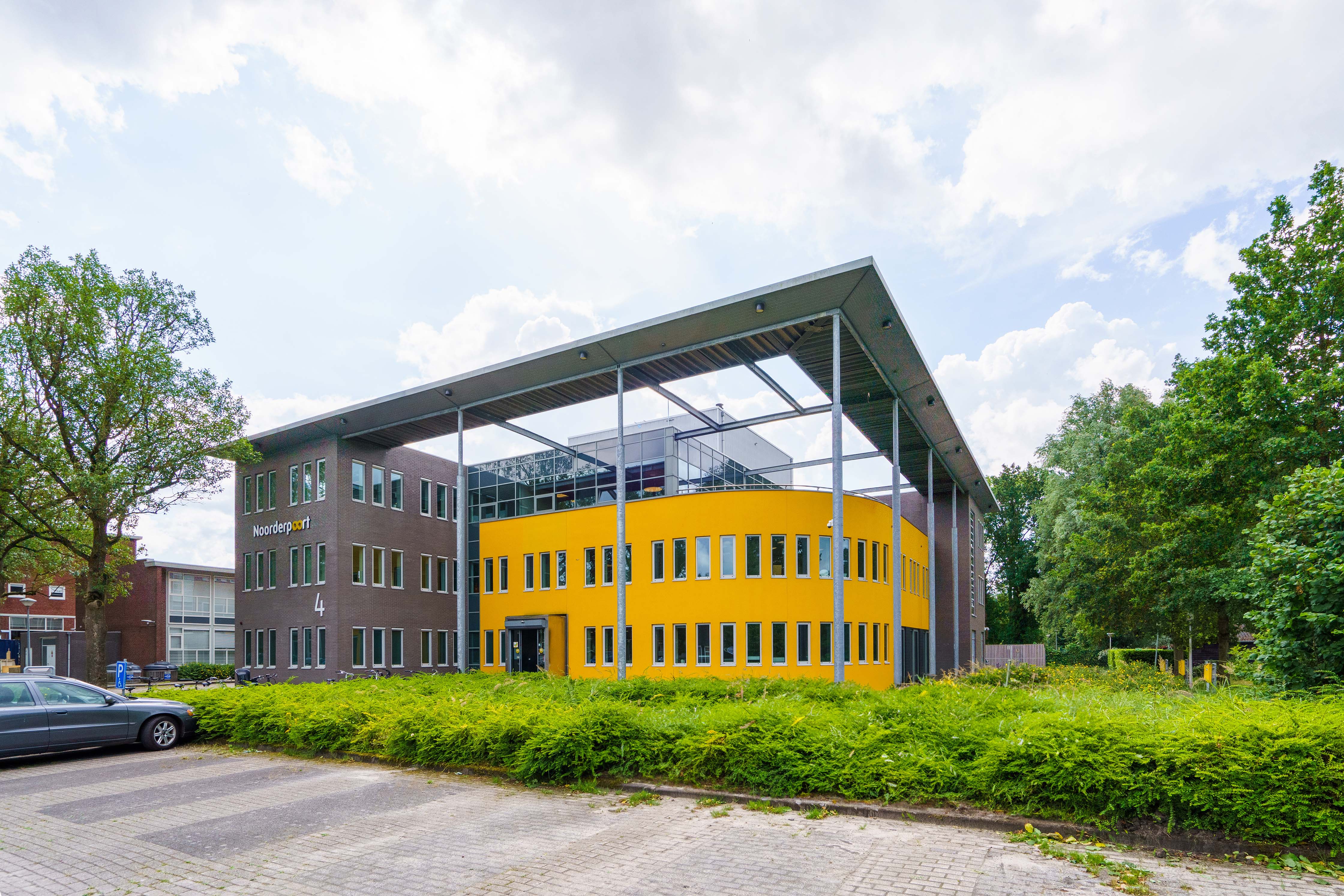 Noorderpoort bestuursgebouw aan Verzetsstrijderslaan 4 in Groningen met moderne architectuur en ingang zichtbaar