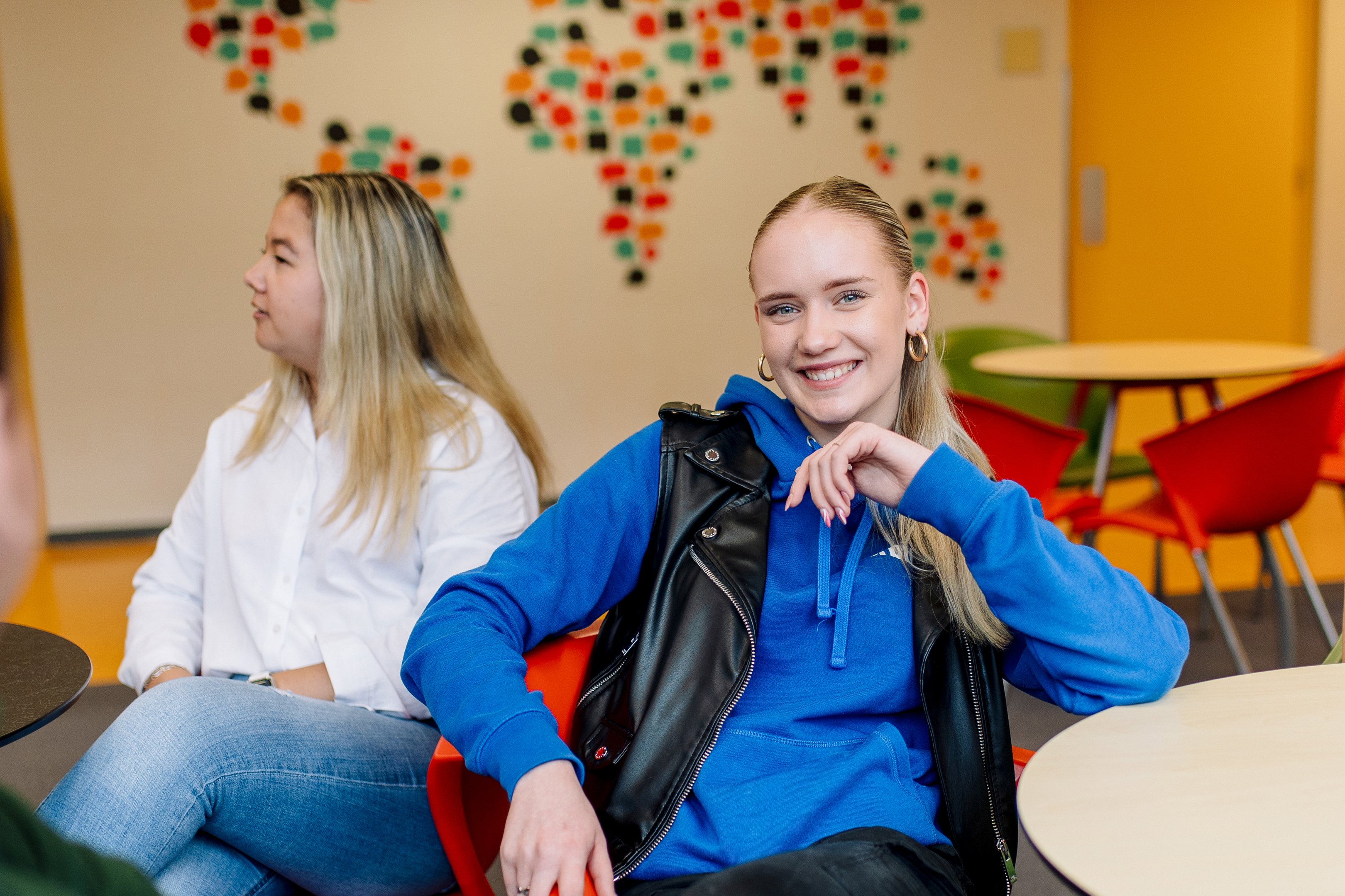 Studenten in gesprek tijdens een informele bijeenkomst binnen een onderwijssetting