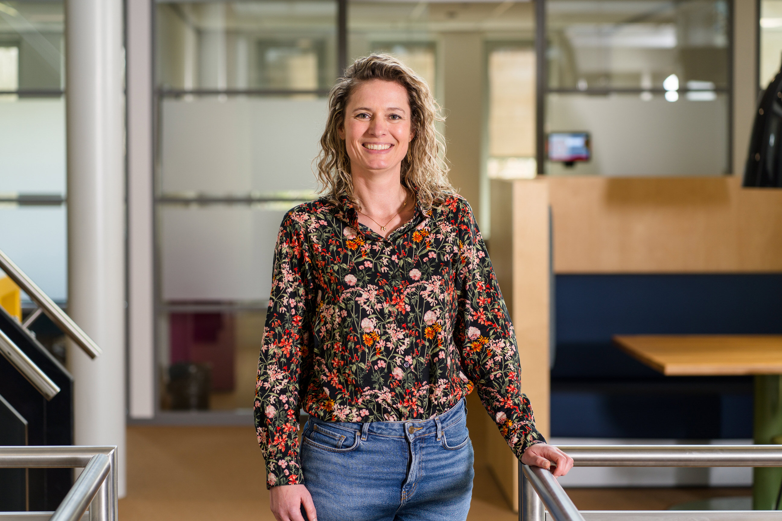 Practor die het practoraat Digitaal Vakmanschap aan Noorderpoort vertegenwoordigt in een moderne leeromgeving