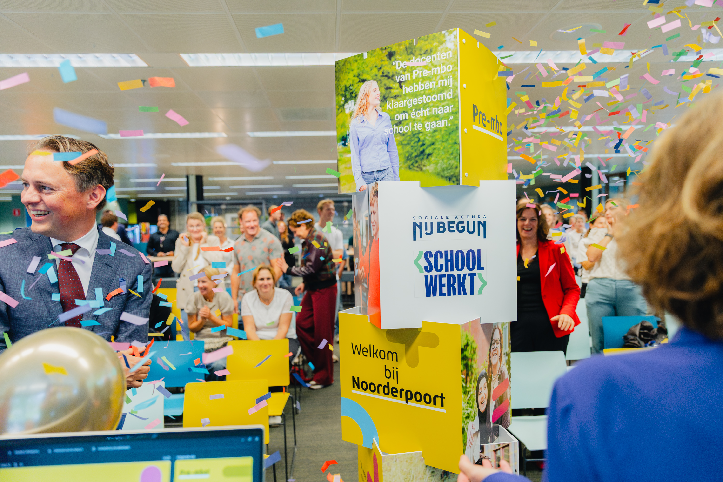 Groep enthousiaste bezoekers tijdens de start van het Pre-mbo programma in Groningen bij Noorderpoort.