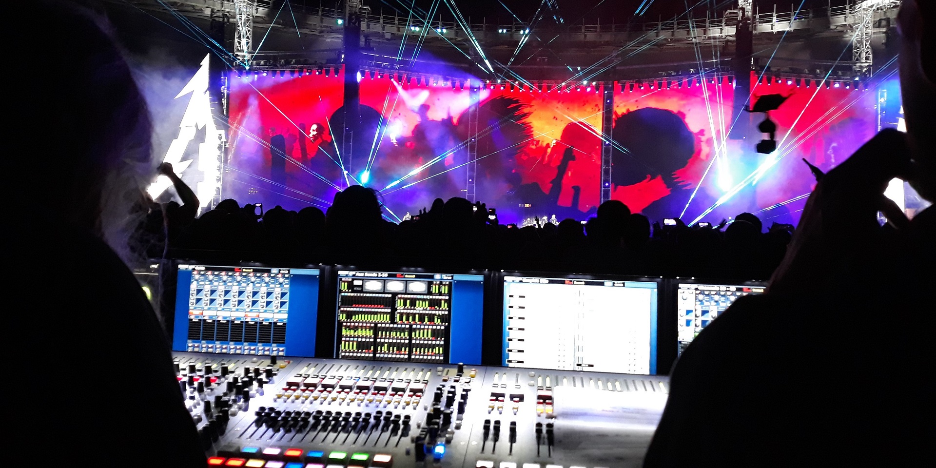 Technicus bedient geluids- en lichtinstallatie tijdens live muziekproductie in professioneel muziekcentrum