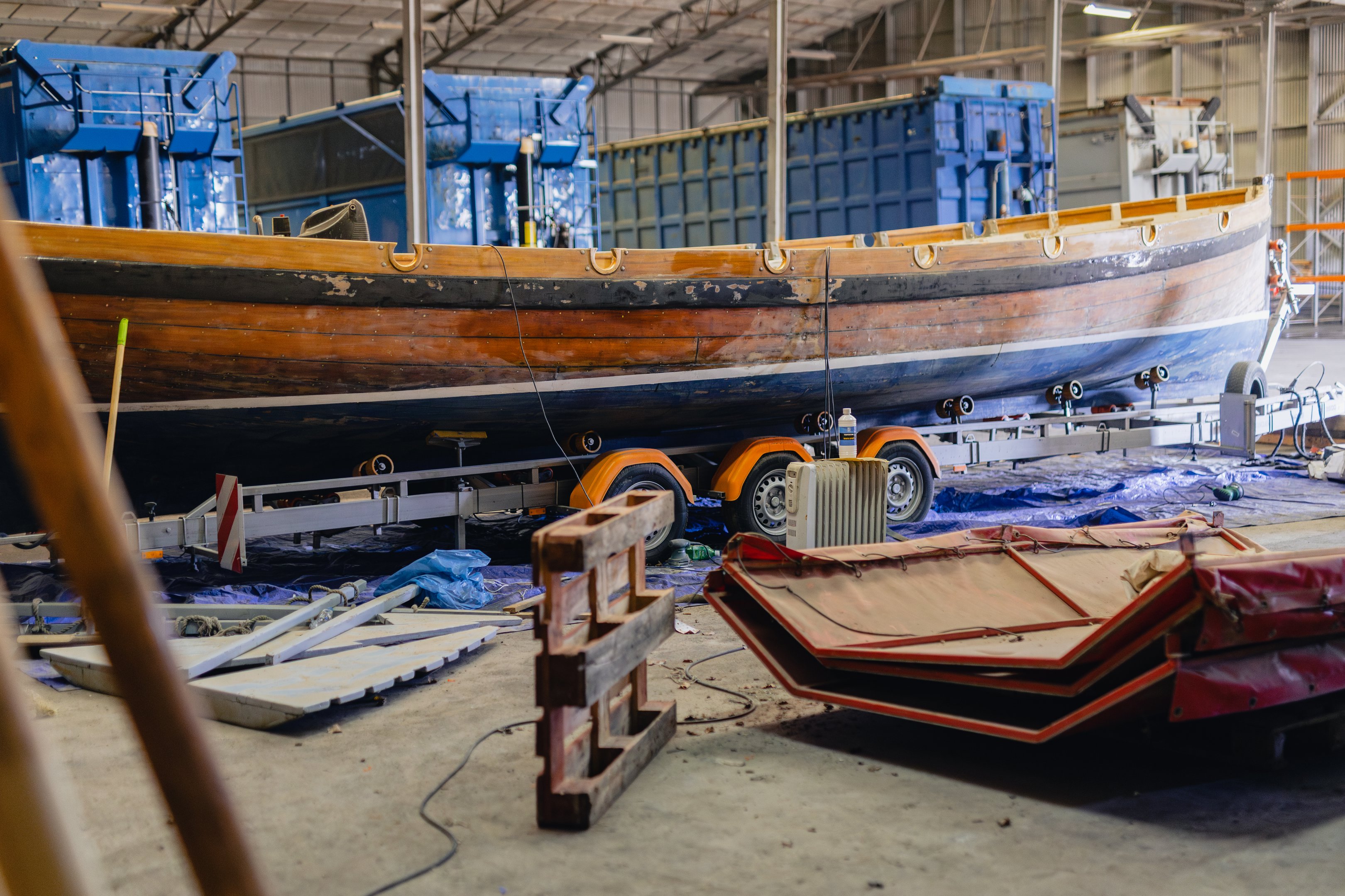 Houten zeilboot De Zeeolifant in een werkhal, onderdeel van een maritiem project voor studenten