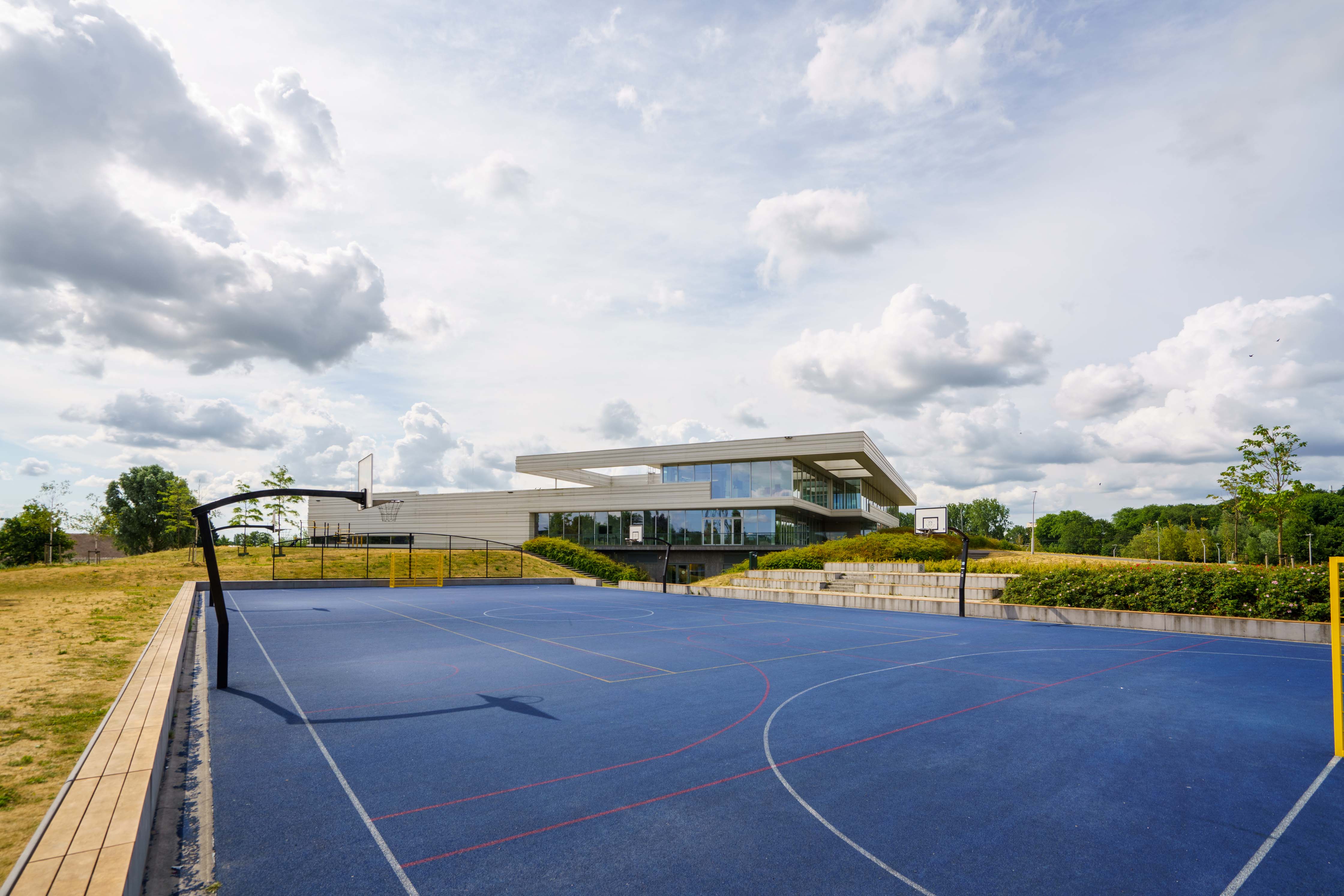 Multifunctioneel sportveld met basketbalnetten bij Sportcentrum Europapark aan Helperpark 306 in Groningen