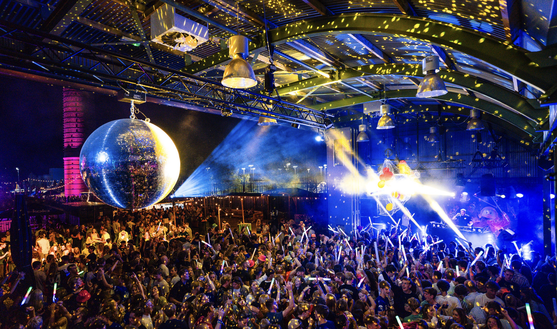 MBO-studenten beleven een energieke startweek met muziek en lichtshows tijdens de KEI-week.