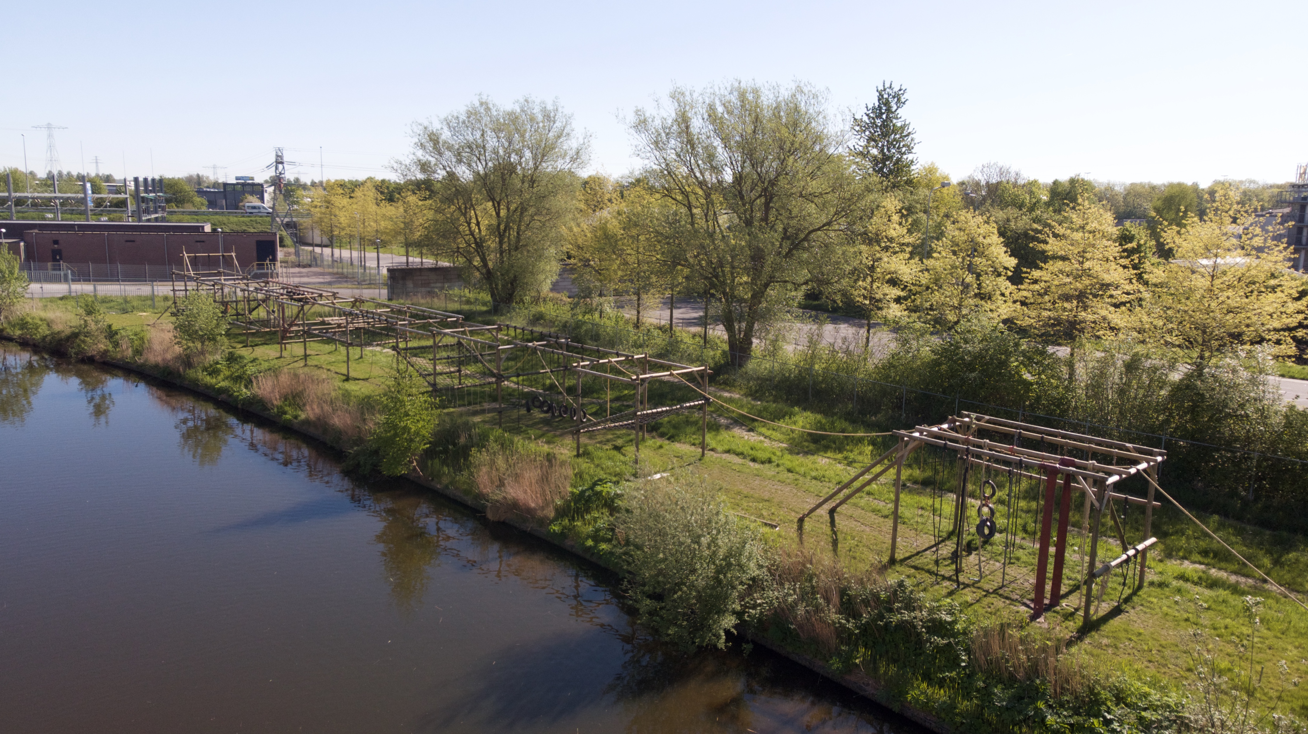 Uitzicht op natuurgerichte oefenstructuren aan het water, geschikt voor buitentraining in Groningen