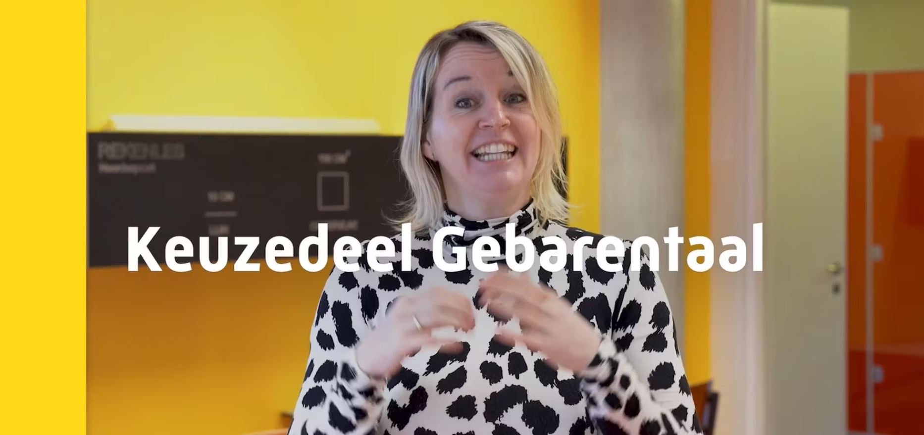 Docent legt gebarentaal uit tijdens keuzedeel, ondersteunend aan communicatie en onderwijsontwikkeling