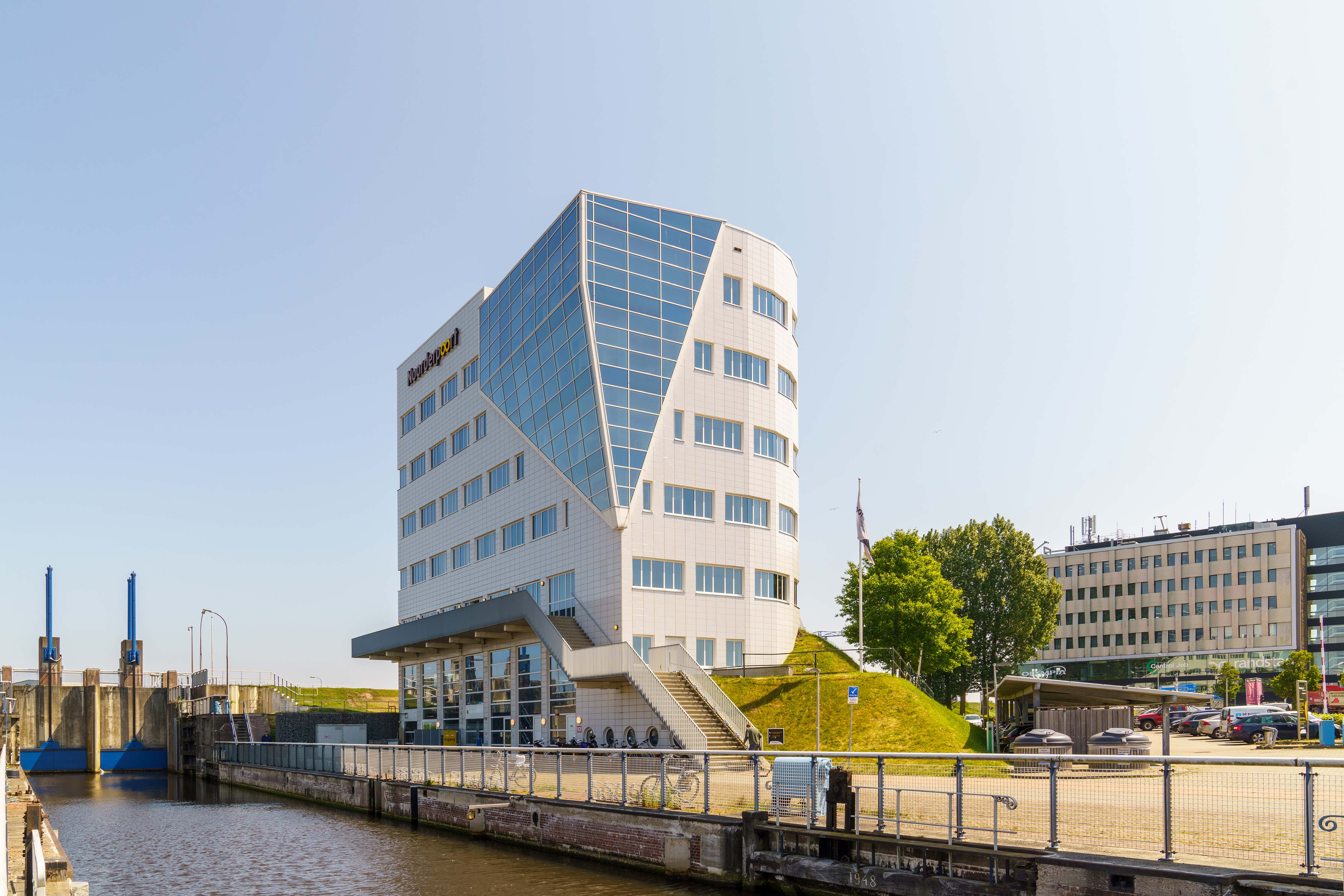 Onderwijsgebouw Noorderpoort aan de Duurswoldlaan in Delfzijl met moderne architectuur naast het water