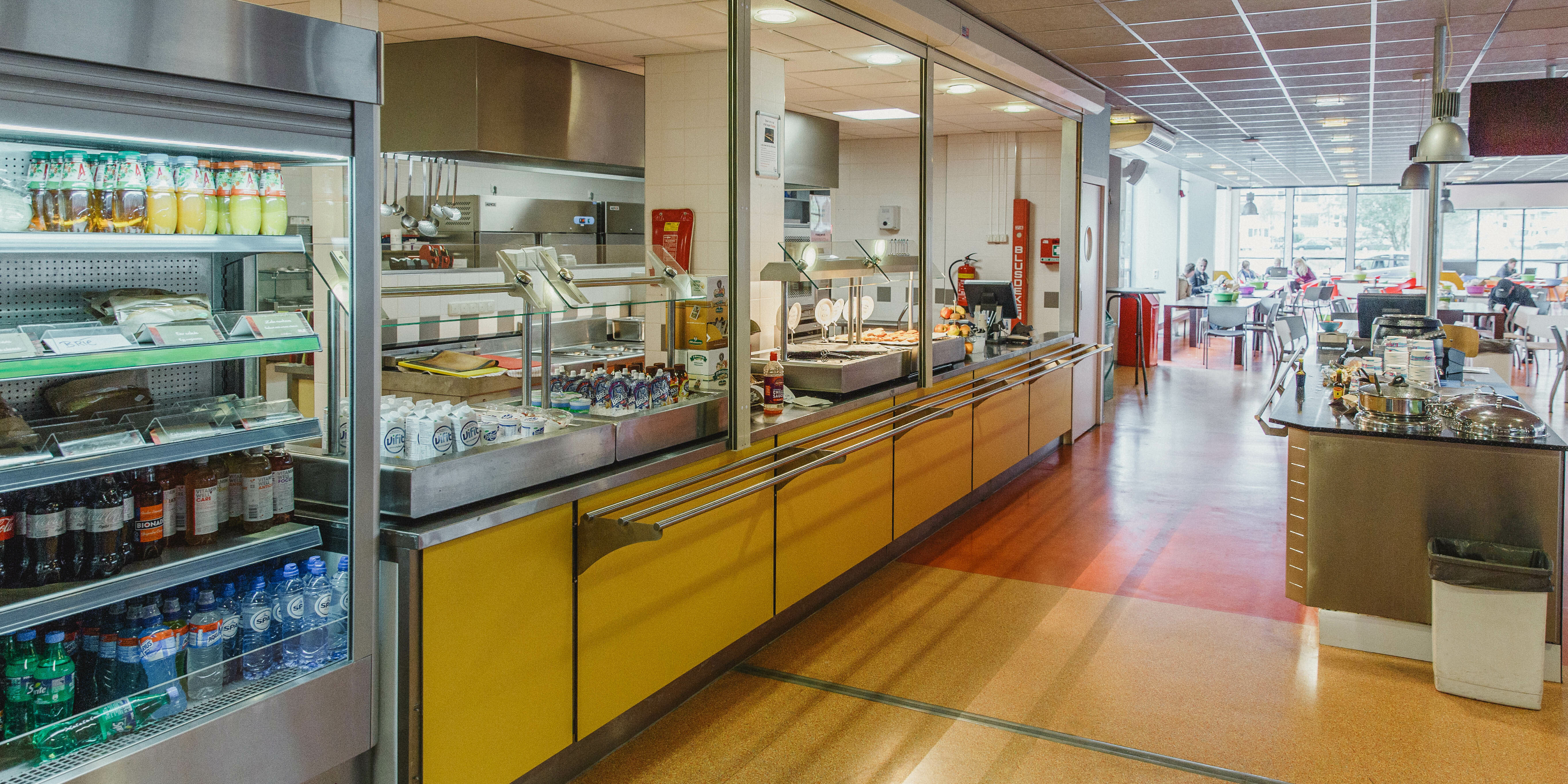 Zelfbedieningsbuffet en koelvitrine in kantine van Noorderpoort locatie Hora Siccamasingel Groningen