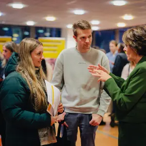 Studenten en een begeleiding vertellen over opleidingen tijdens een open dag bij Noorderpoort techniek en bouw