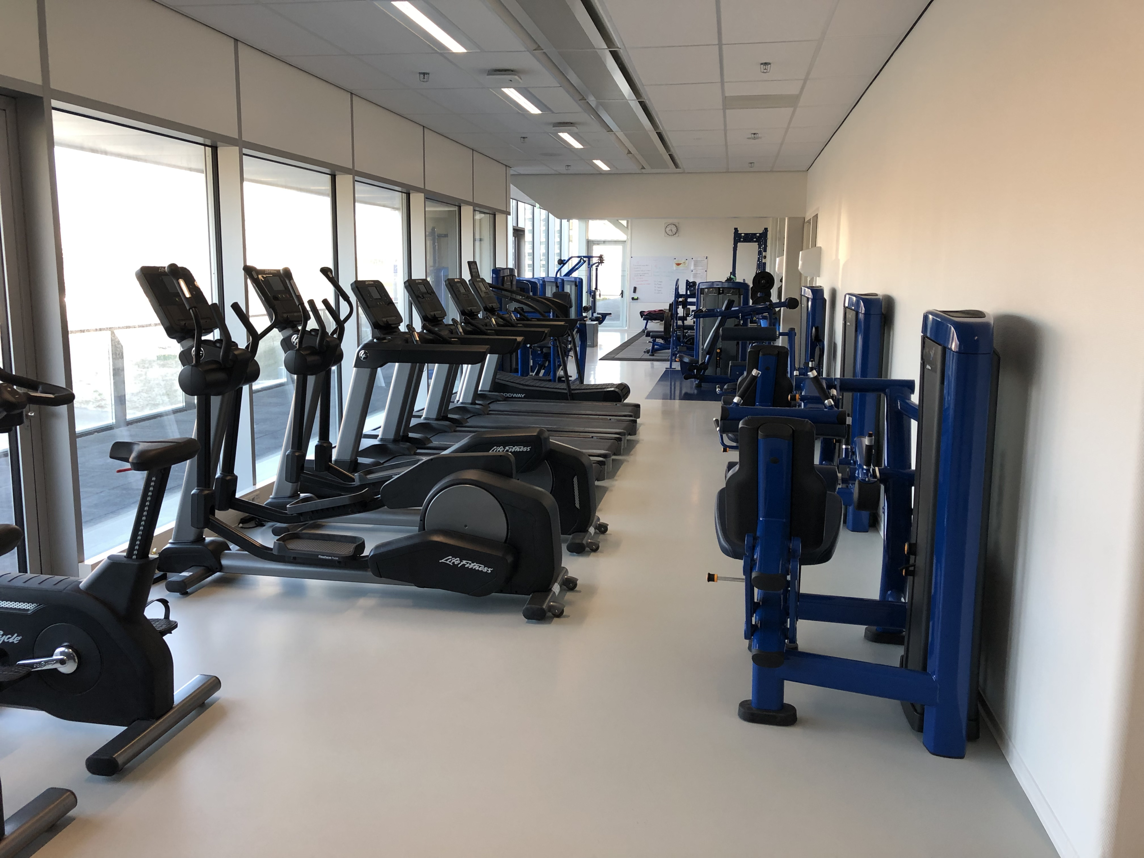 Moderne fitnessruimte met cardio- en krachtapparaten in Sportcentrum Europapark, locatie Helperpark Groningen