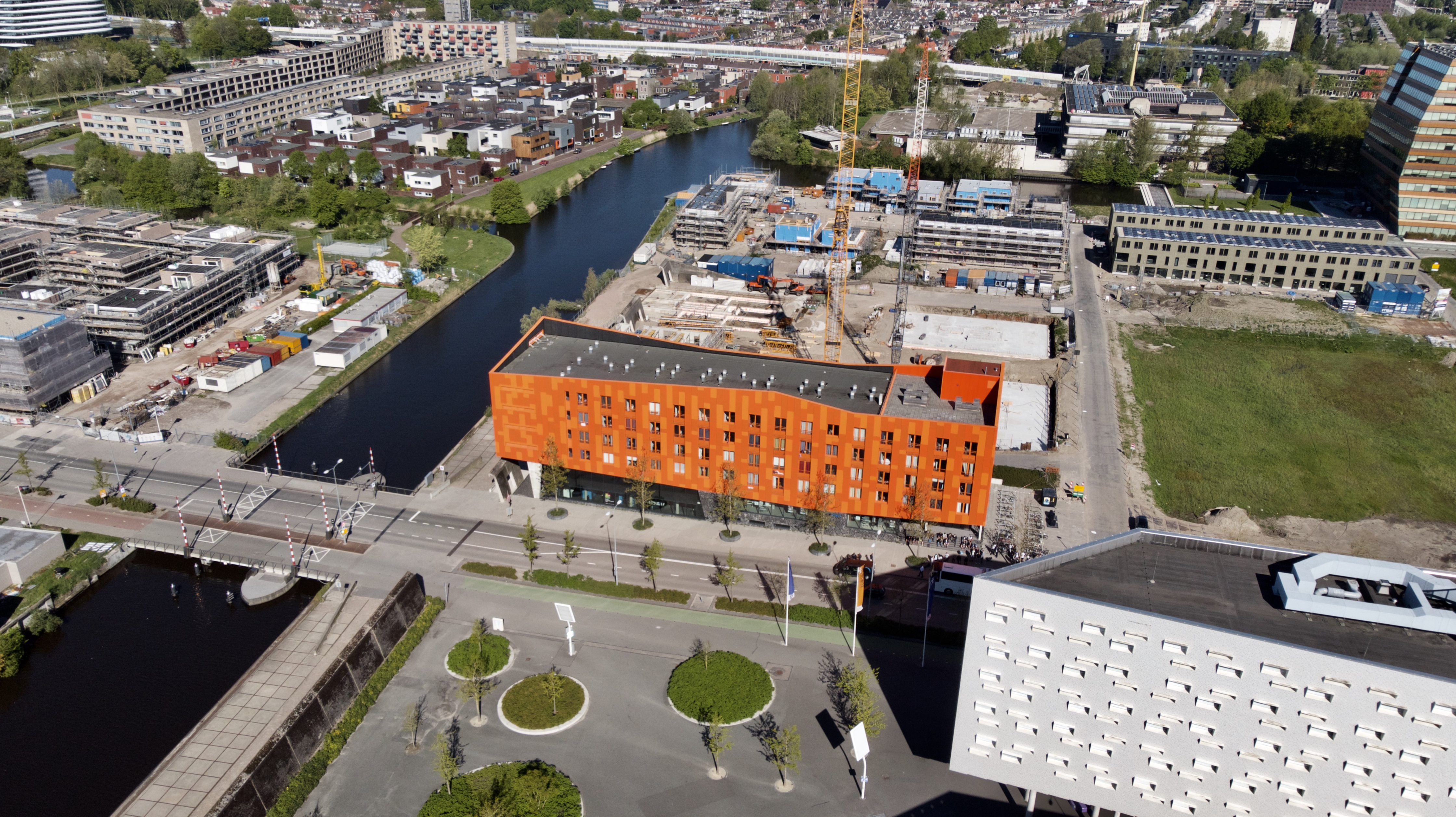 Luchtfoto van het Noorderpoort terrein aan de Boumaboulevard 400 in Groningen met moderne onderwijsgebouwen en waterlopen