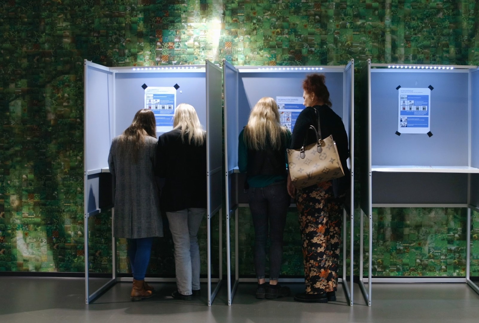 Studenten en bezoekers brengen hun stem uit tijdens het EU-verkiezingsfestival van Noorderpoort