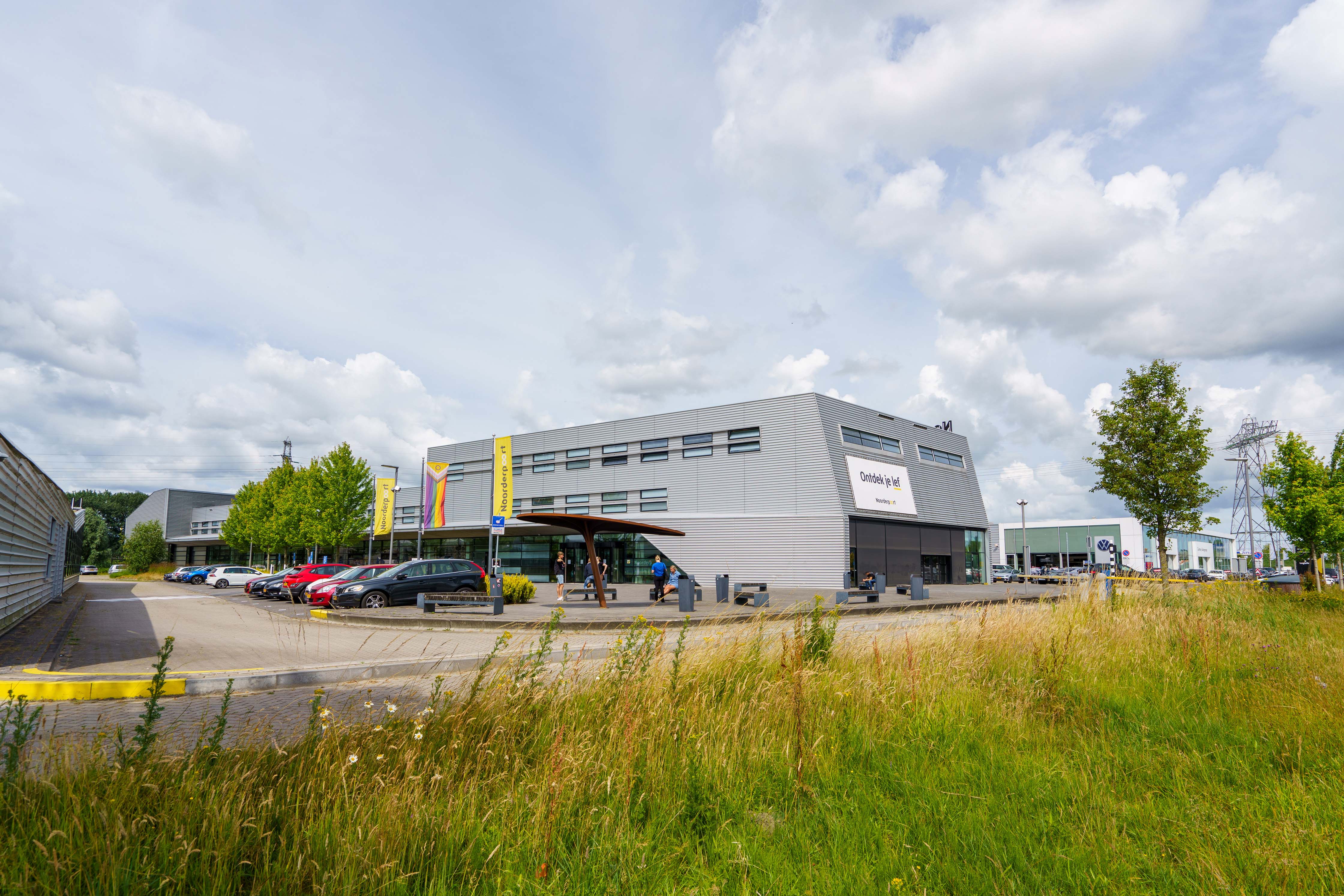 Noorderpoort locatie Bornholmstraat 31 in Groningen met parkeerterrein en entree voor studenten en bezoekers