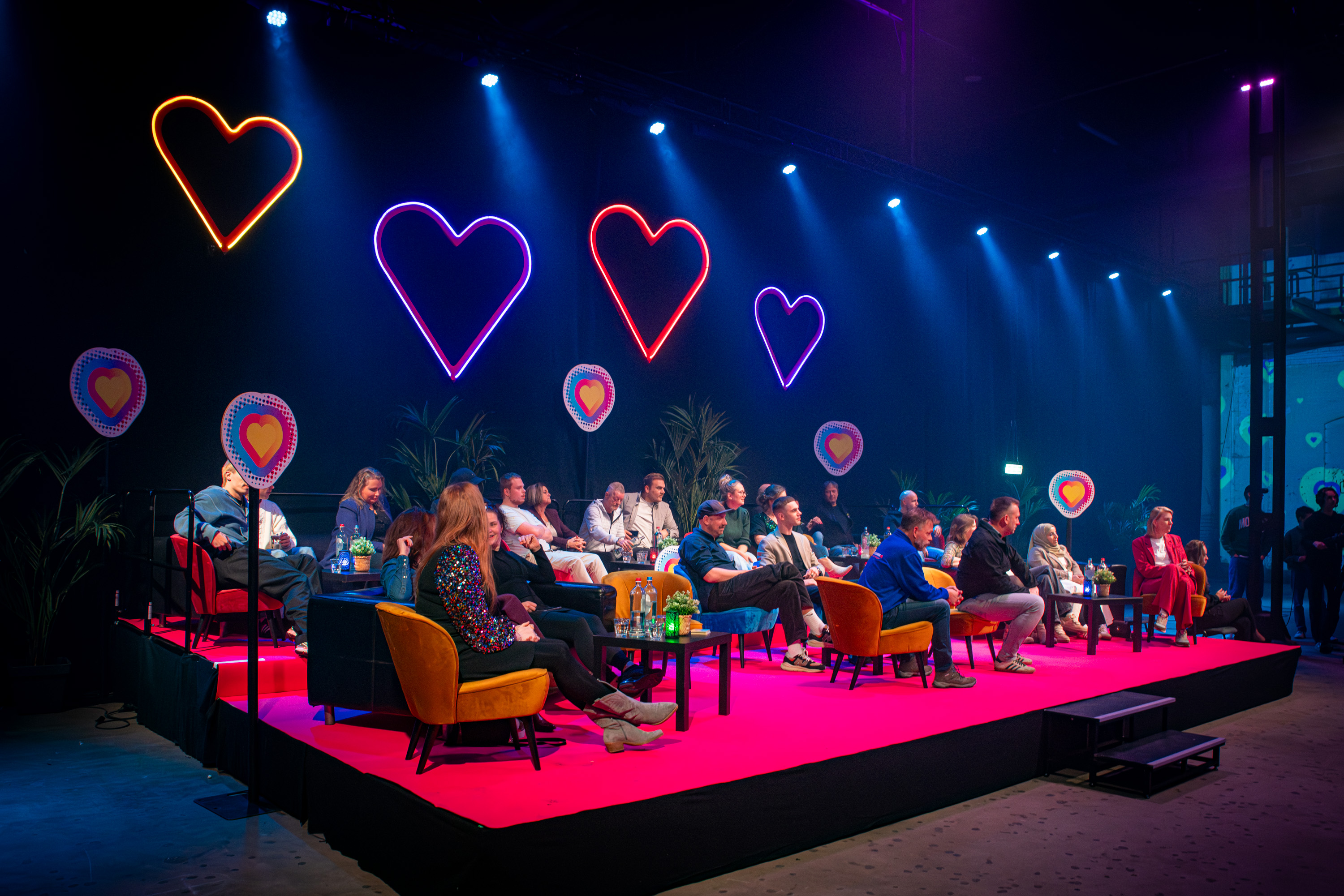 Groep deelnemers op podium tijdens Noorderpoort Jaarprijs 2025 in gesprek met presentator